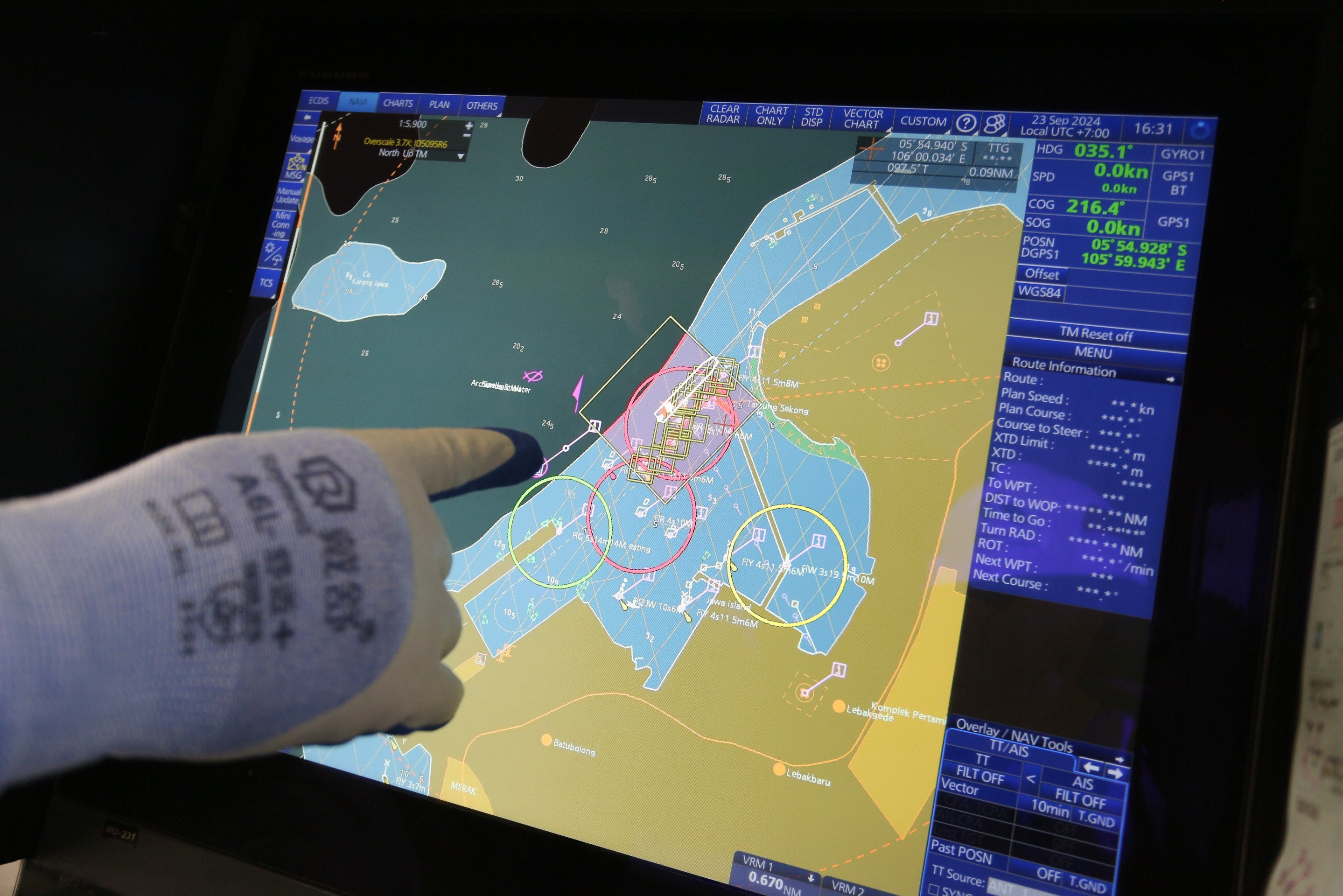 Awak kapal menunjukkan posisi kapal Pertamina Gas 1 yang sedang berlabuh di Terminal LPG Tanjung Sekong, Kota Cilegon, Banten.