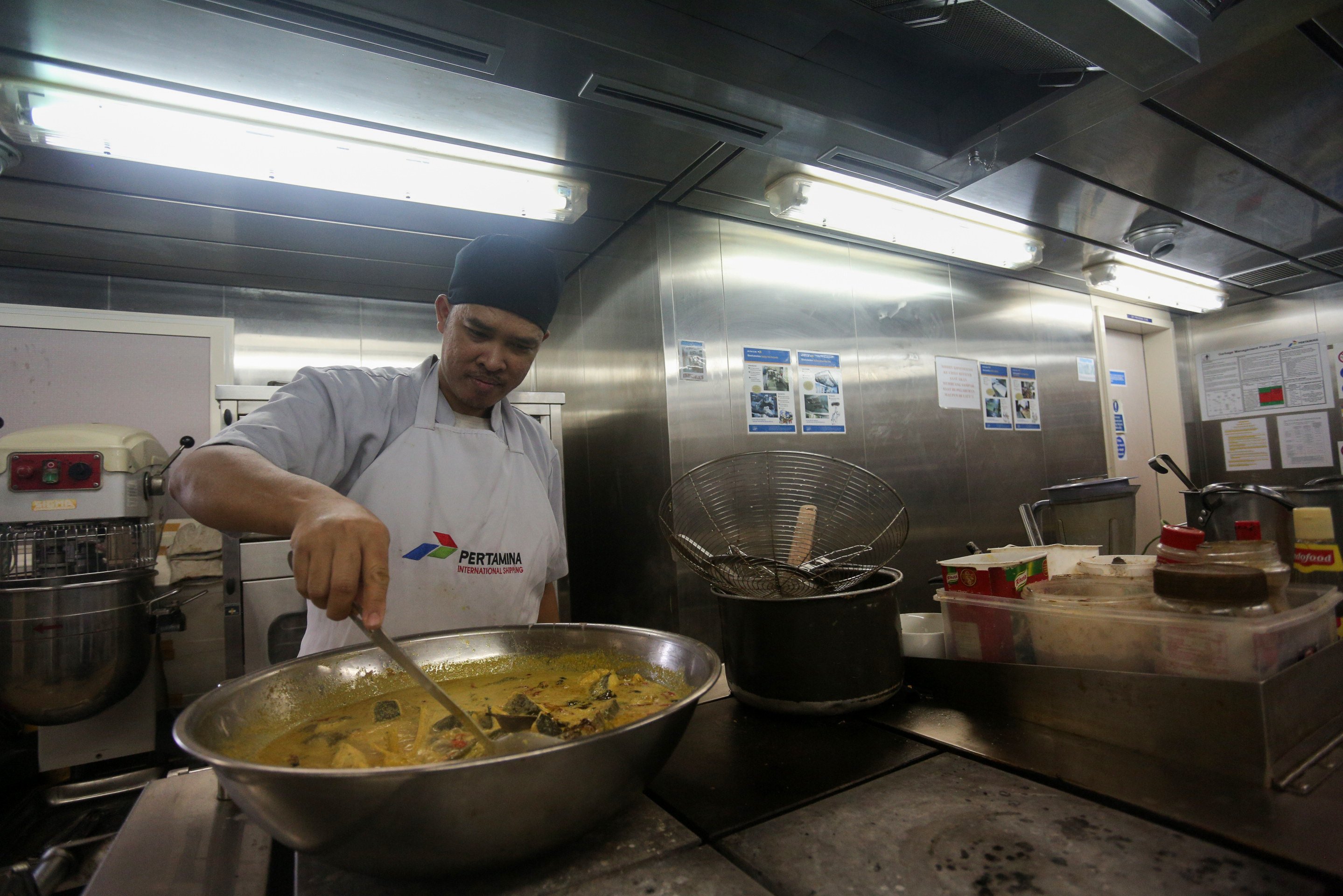 Koki kapal memasak makanan di kapal Pertamina Gas 1 yang sedang berlabuh di Terminal LPG Tanjung Sekong, Kota Cilegon, Banten. 