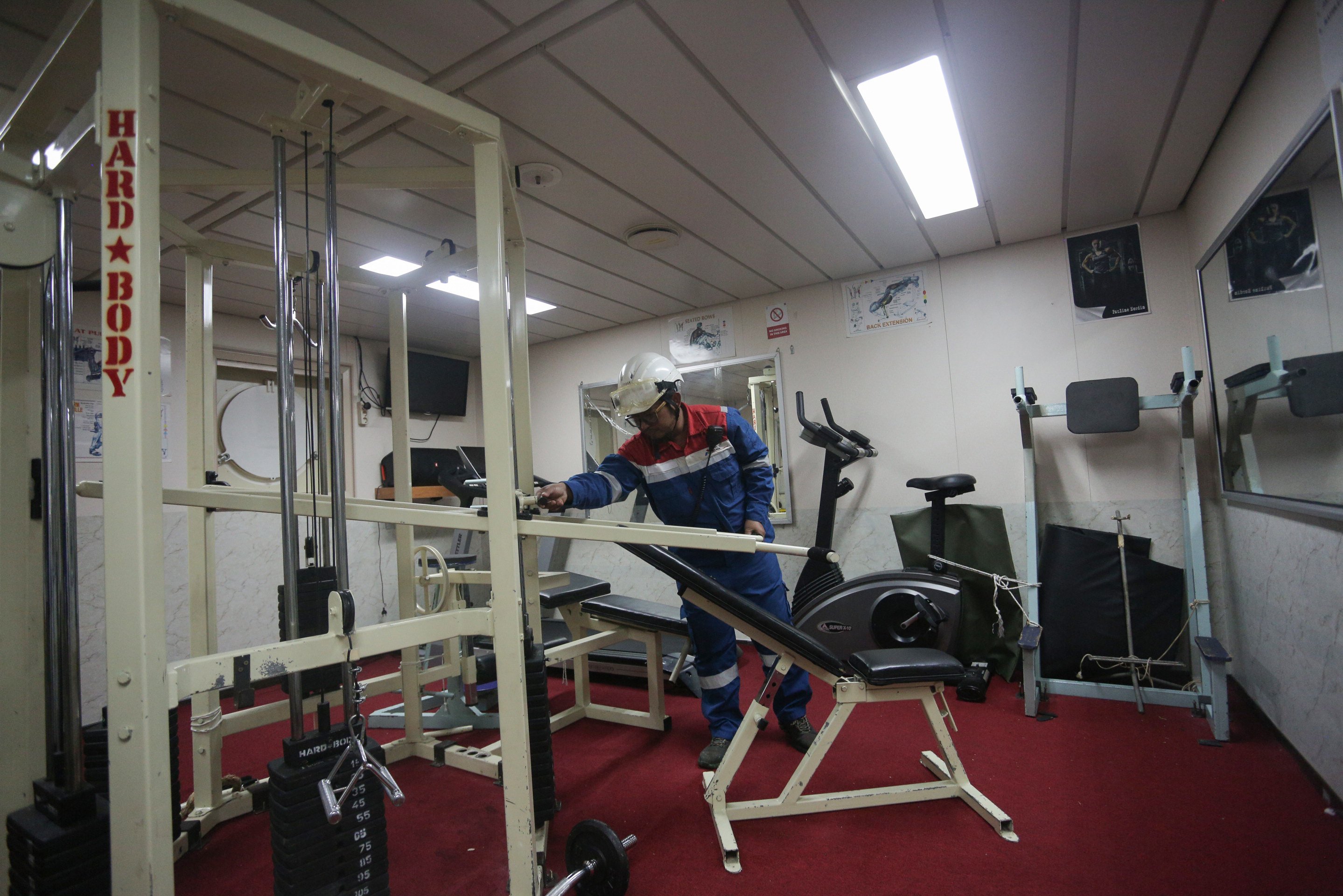 Awak kapal melakukan pemeriksaan kelengkapan alat olahraga pada kapal Pertamina Gas 1 yang sedang berlabuh di Terminal LPG Tanjung Sekong, Kota Cilegon, Banten. 