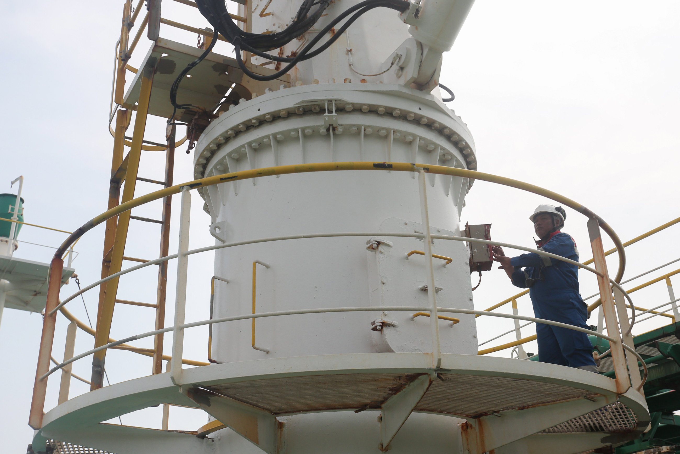 Awak kapal melakukan pemeriksaan pada kapal Pertamina Gas 1 yang sedang berlabuh di Terminal LPG Tanjung Sekong, Kota Cilegon, Banten. 