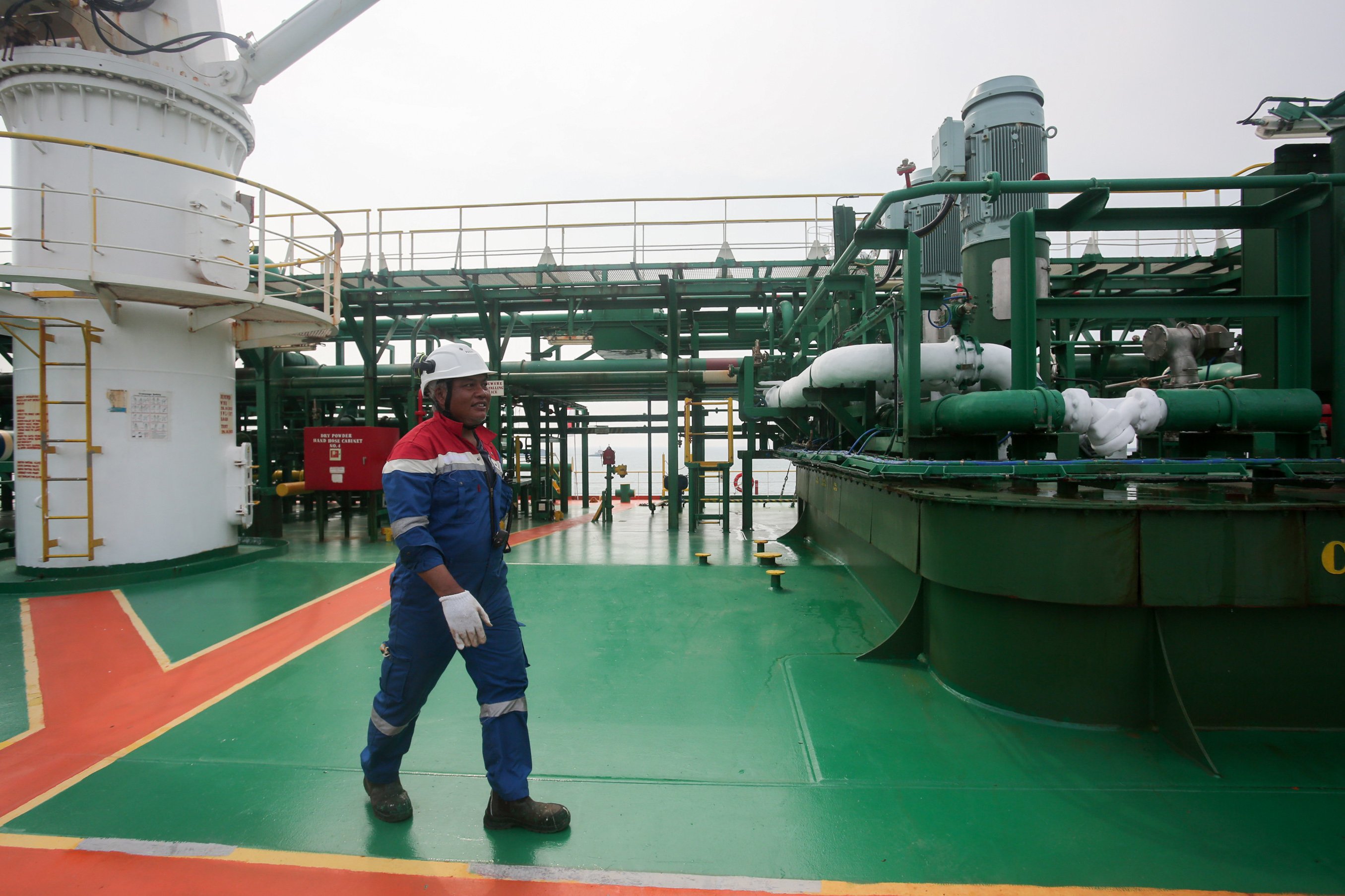 Awak kapal bersiap untuk melakukan pemeriksaan pada kapal Pertamina Gas 1 yang sedang berlabuh di Terminal LPG Tanjung Sekong, Kota Cilegon, Banten. 