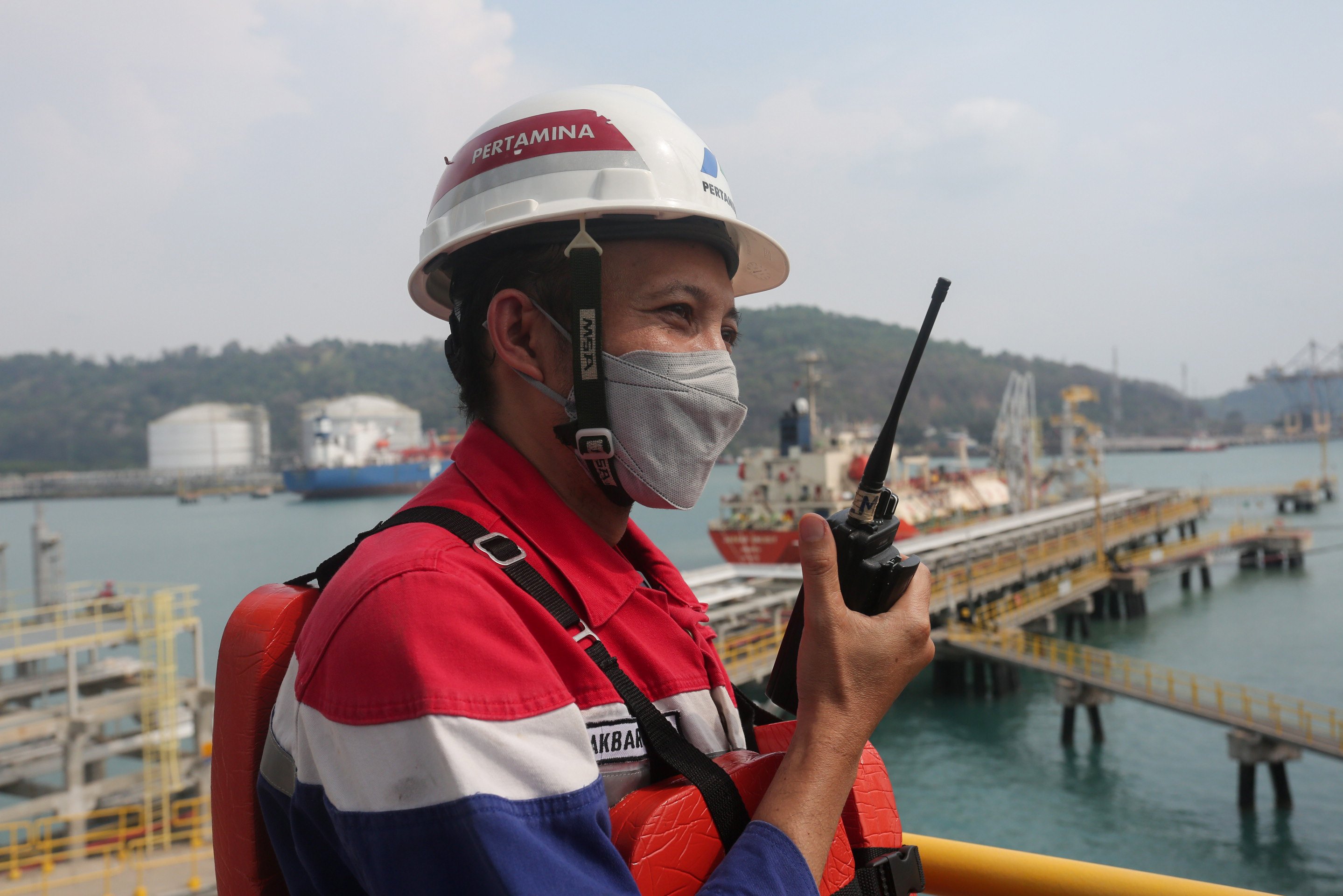 Awak kapal berkoordinasi menggunakan handy talkie saat melakukan pemeriksaan pada kapal Pertamina Gas 1 yang sedang berlabuh di Terminal LPG Tanjung Sekong, Kota Cilegon, Banten. 