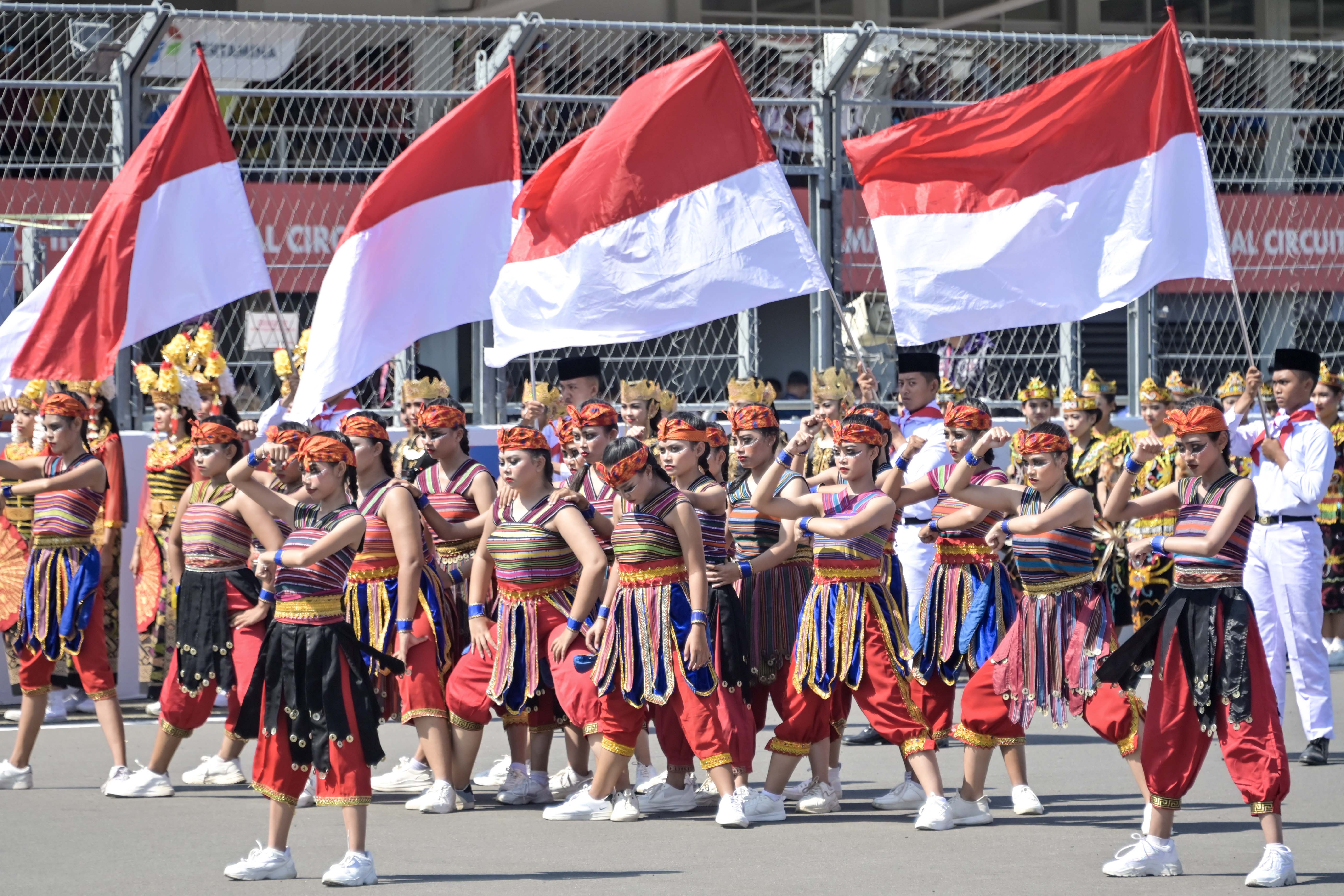Sejumlah penari mementaskan tari kreasi Nusantara sesaat sebelum mulai race MotoGP seri Pertamina Grand Prix of Indonesia 2024 di Pertamina Mandalika International Street Circuit, Kuta, Praya, Lombok Tengah, NTB, Minggu (29/9/2024). Atraksi budaya tari Nusantara tersebut untuk memeriahkan dan mengiringi para pembalap menjalani race MotoGP seri Pertamina GP of Indonesia 2024. 