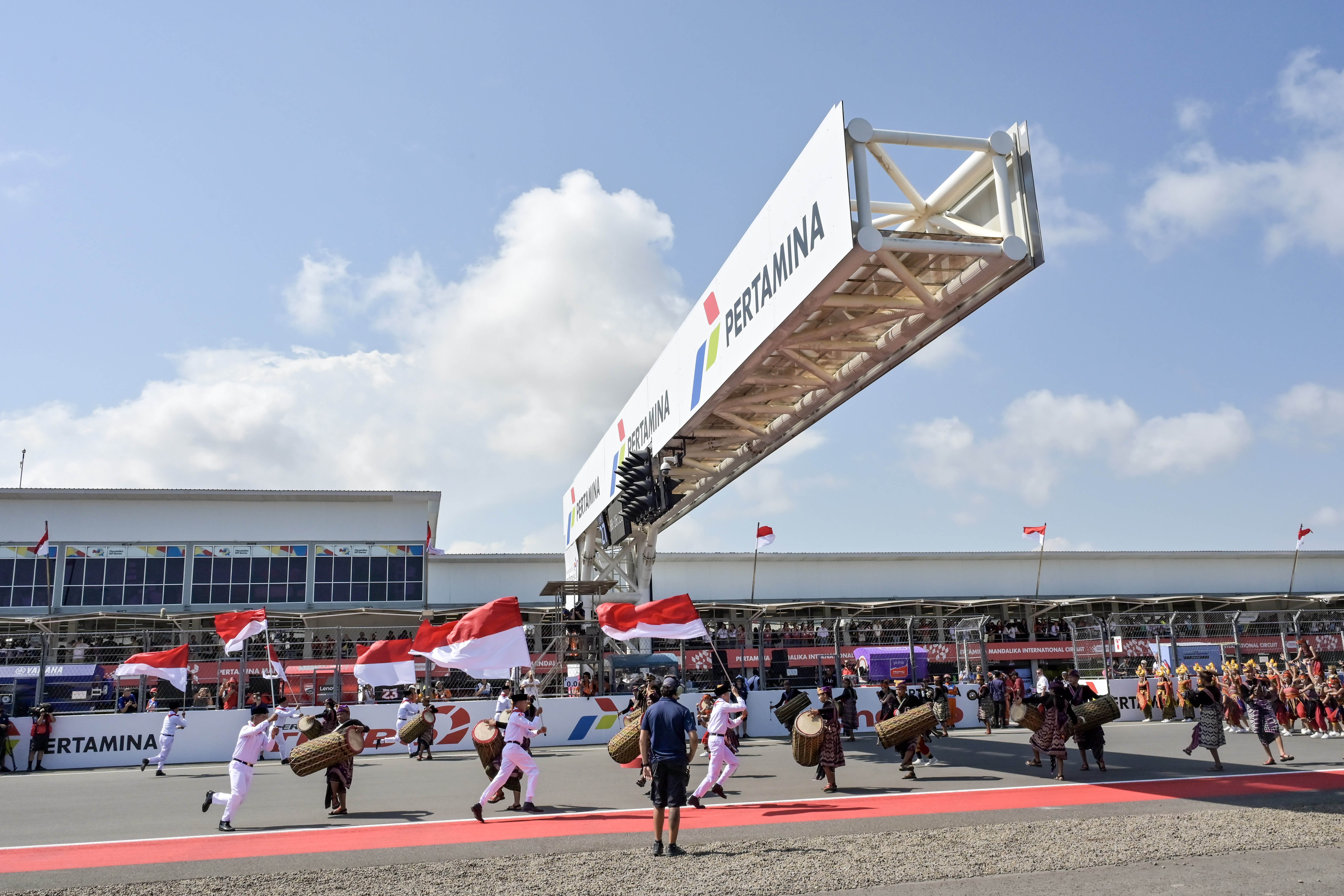 Sejumlah penari mementaskan tari kreasi Nusantara sesaat sebelum mulai race MotoGP seri Pertamina Grand Prix of Indonesia 2024 di Pertamina Mandalika International Street Circuit, Kuta, Praya, Lombok Tengah, NTB, Minggu (29/9/2024). Atraksi budaya tari Nusantara tersebut untuk memeriahkan dan mengiringi para pembalap menjalani race MotoGP seri Pertamina GP of Indonesia 2024. 