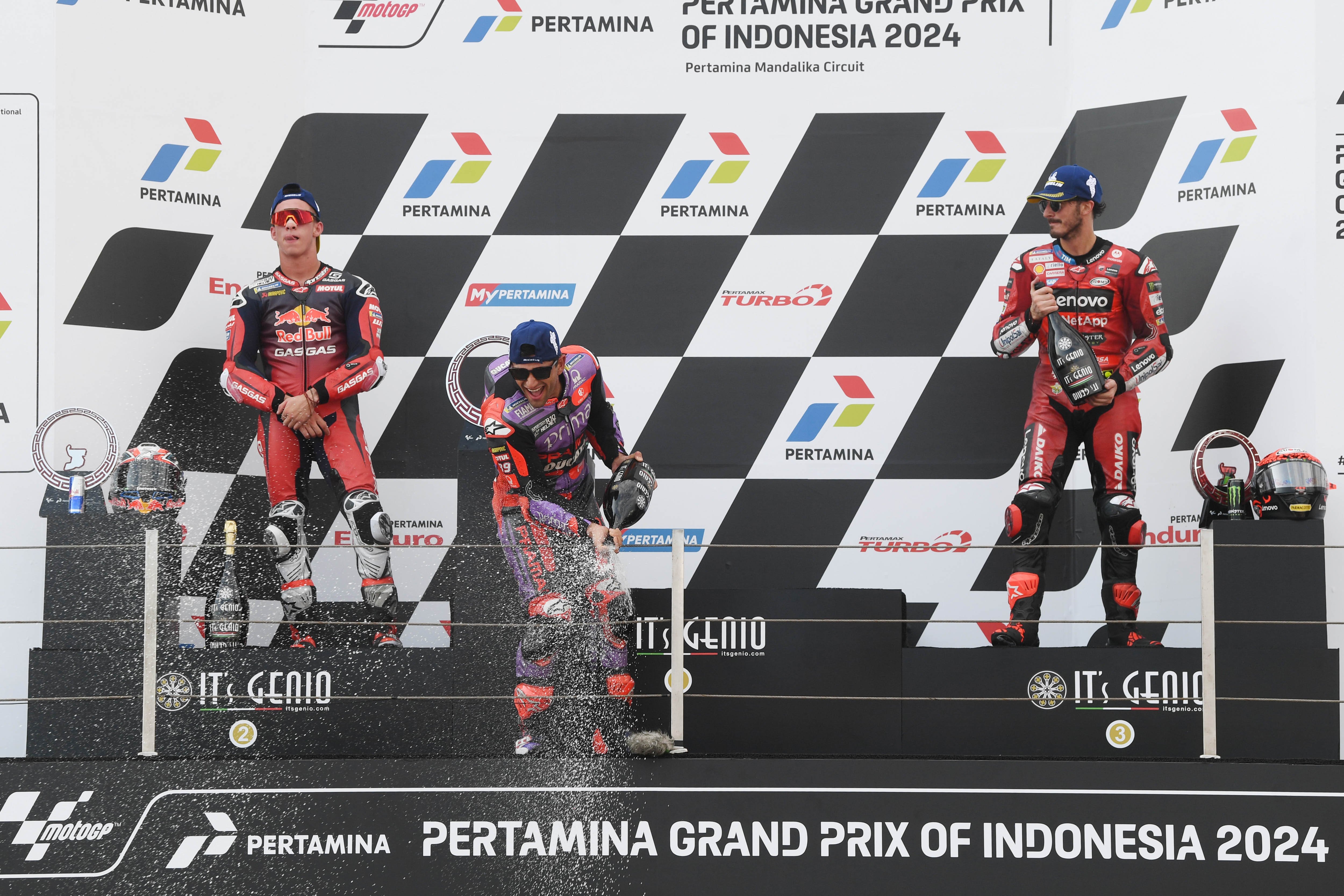 Pembalap Prima Pramac Jorge Martin (tengah) berselebrasi usai memenangi MotoGP Mandalika disaksikan pemenang kedua, pembalap Red Bull GASGAS Tech3 Pedro Acosta (kiri), dan pemenang ketiga, pembalap Ducati Lenovo Francesco Bagnaia (kanan), di Pertamina Mandalika International Street Circuit, Lombok Tengah, NTB, Minggu (29/9/2024). 