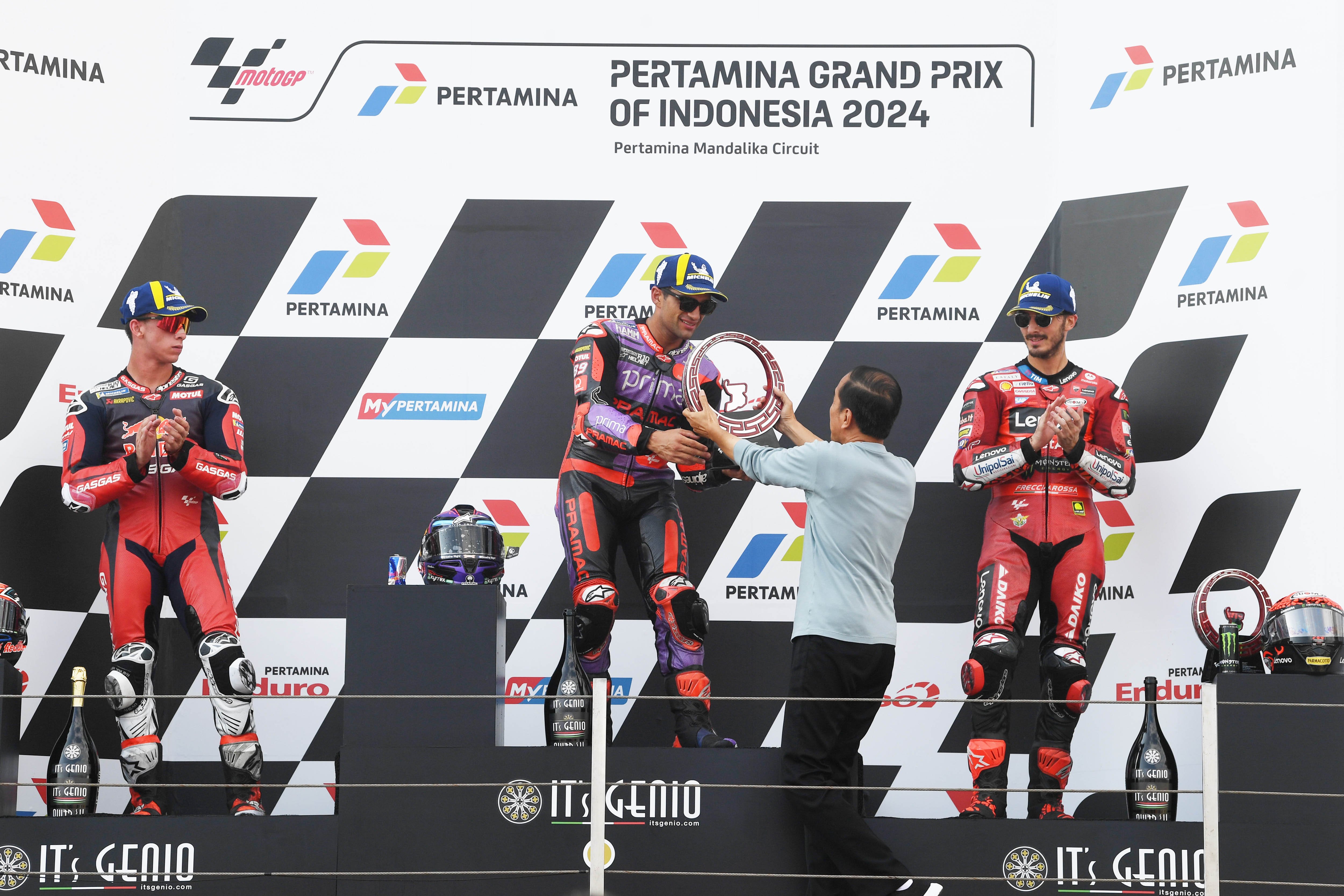 Presiden Joko Widodo (kedua kanan) memberikan piala kepada Pembalap Prima Pramac Jorge Martin (tengah) yang memenangi MotoGP Mandalika, disaksikan pemenang kedua, pembalap Red Bull GASGAS Tech3 Pedro Acosta (kiri), dan pemenang ketiga, pembalap Ducati Lenovo Francesco Bagnaia (kanan), di Pertamina Mandalika International Street Circuit, Lombok Tengah, NTB, Minggu (29/9/2024). 