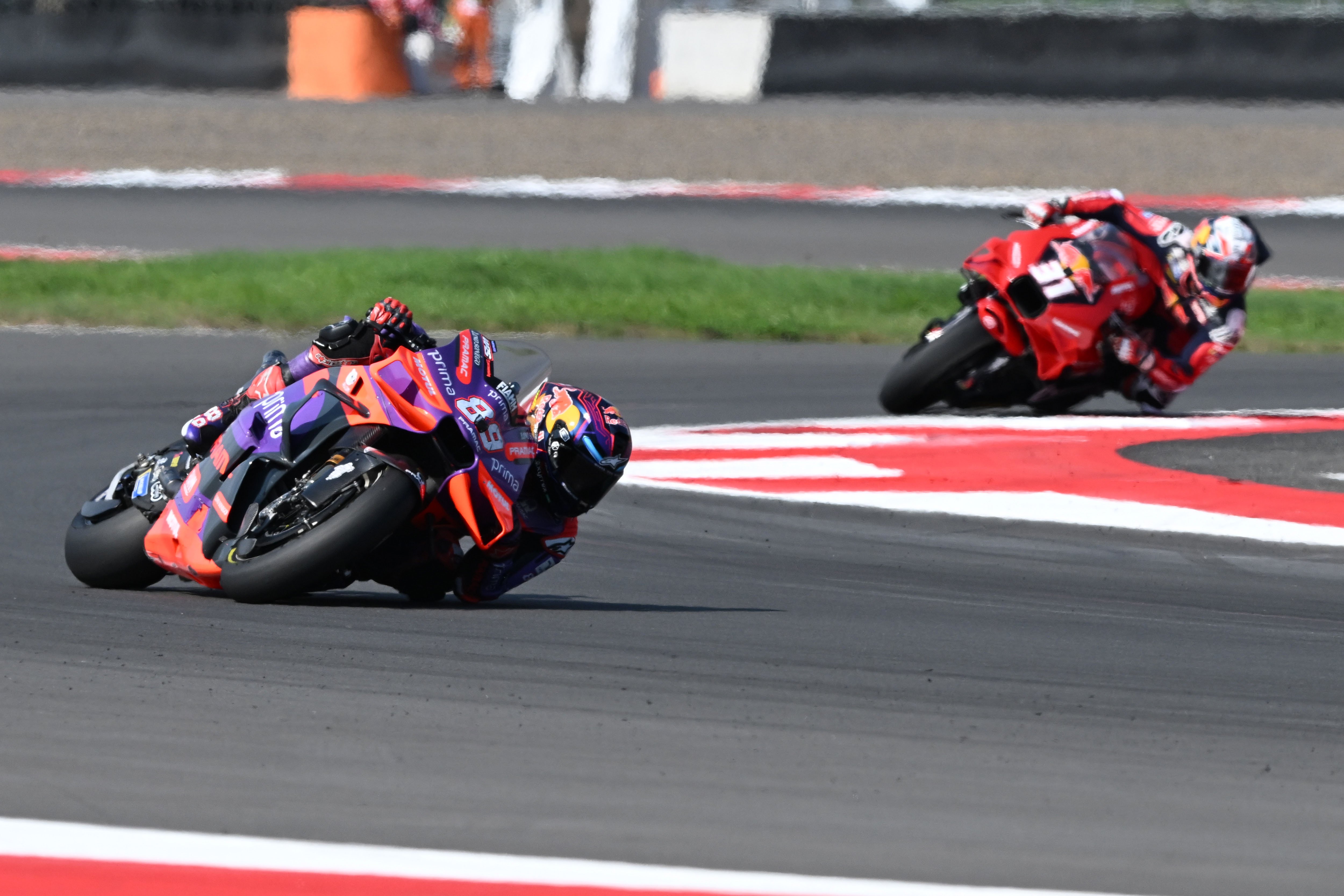 Pembalap Prima Pramac Jorge Martin (kiri) memacu kecepatan motornya diikuti pembalap Red Bull GASGAS Tech3 Pedro Acosta saat berlaga dalam MotoGP Mandalika di Pertamina Mandalika International Street Circuit, Lombok Tengah, NTB, Minggu (29/9/2024). Pembalap Prima Pramac Jorge Martin berhasil memenangi MotoGP Mandalika sementara posisi kedua diraih pembalap Red Bull GASGAS Tech3 Pedro Acosta dan posisi ketiga diraih pembalap Ducati Lenovo Francesco Bagnaia.