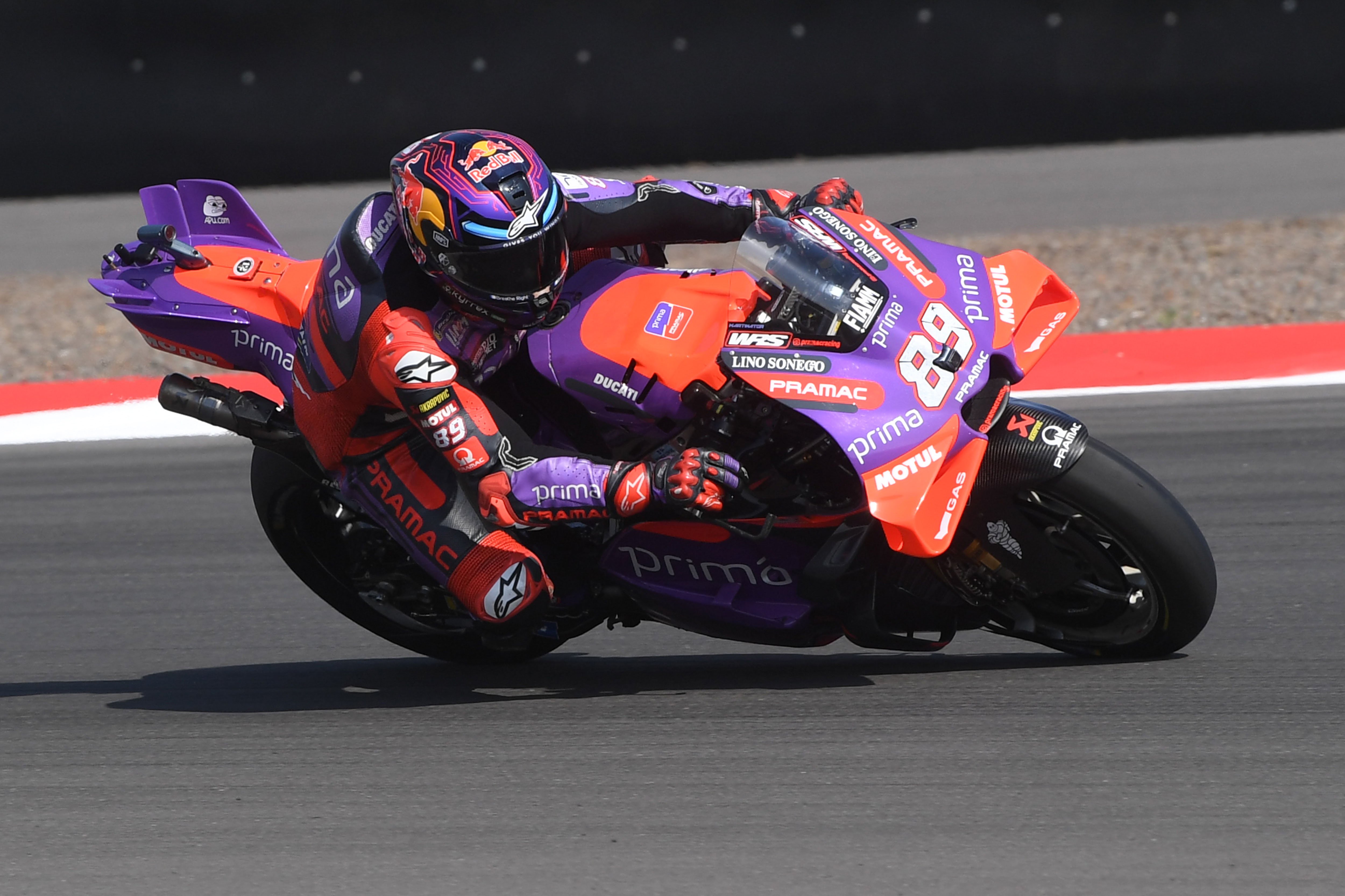 Pembalap Prima Pramac Jorge Martin memacu kecepatan motornya saat berlaga dalam MotoGP Mandalika di Pertamina Mandalika International Street Circuit, Lombok Tengah, NTB, Minggu (29/9/2024). Pembalap Prima Pramac Jorge Martin berhasil memenangi MotoGP Mandalika sementara posisi kedua diraih pembalap Red Bull GASGAS Tech3 Pedro Acosta dan posisi ketiga diraih pembalap Ducati Lenovo Francesco Bagnaia. 