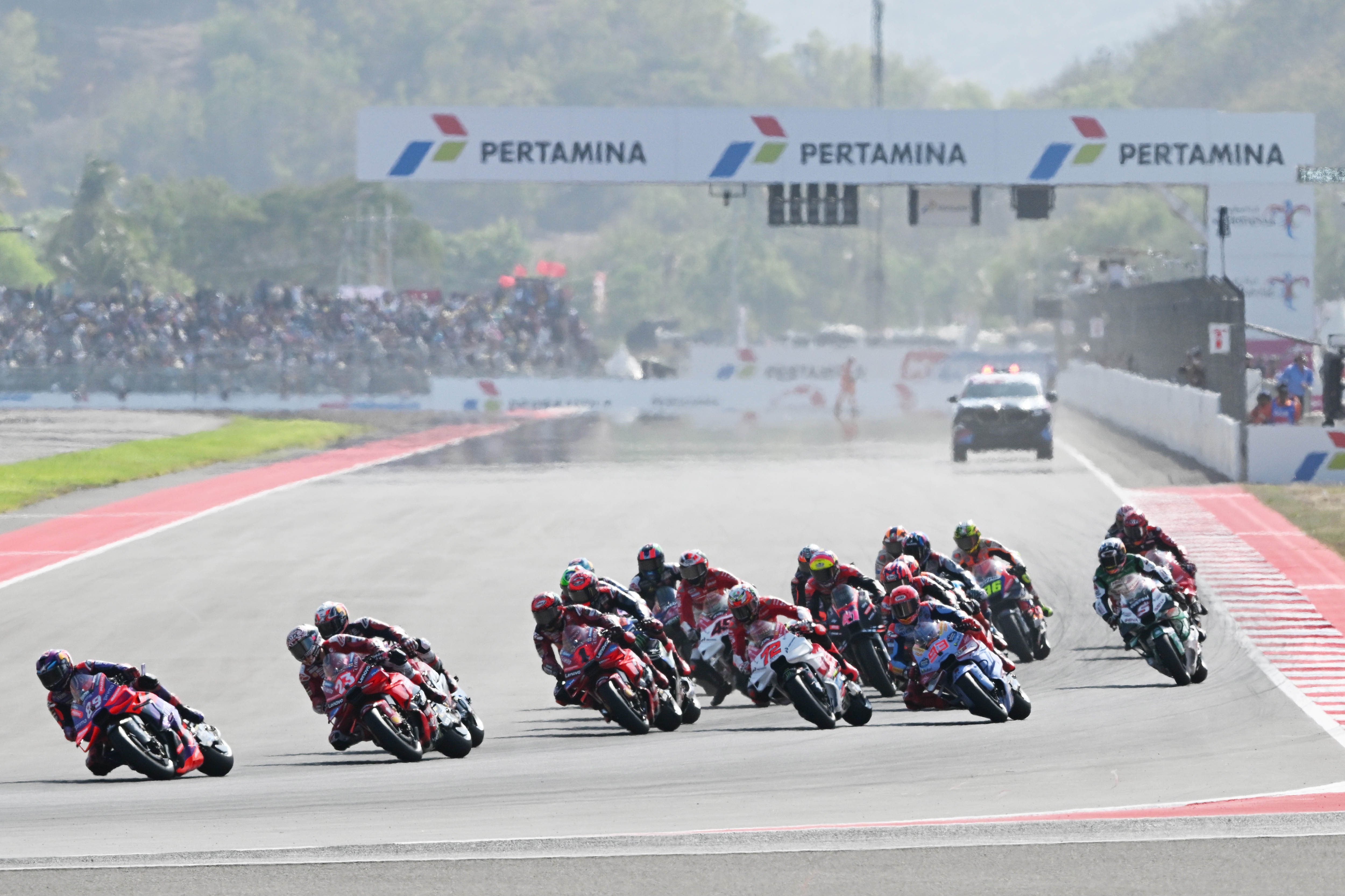 Sejumlah pembalap memacu kecepatan motornya saat berlomba dalam MotoGP Mandalika di Pertamina Mandalika International Street Circuit, Lombok Tengah, NTB, Minggu (29/9/2024). Pembalap Prima Pramac Jorge Martin berhasil memenangi MotoGP Mandalika sementara posisi kedua diraih pembalap Red Bull GASGAS Tech3 Pedro Acosta dan posisi ketiga diraih pembalap Ducati Lenovo Francesco Bagnaia. 