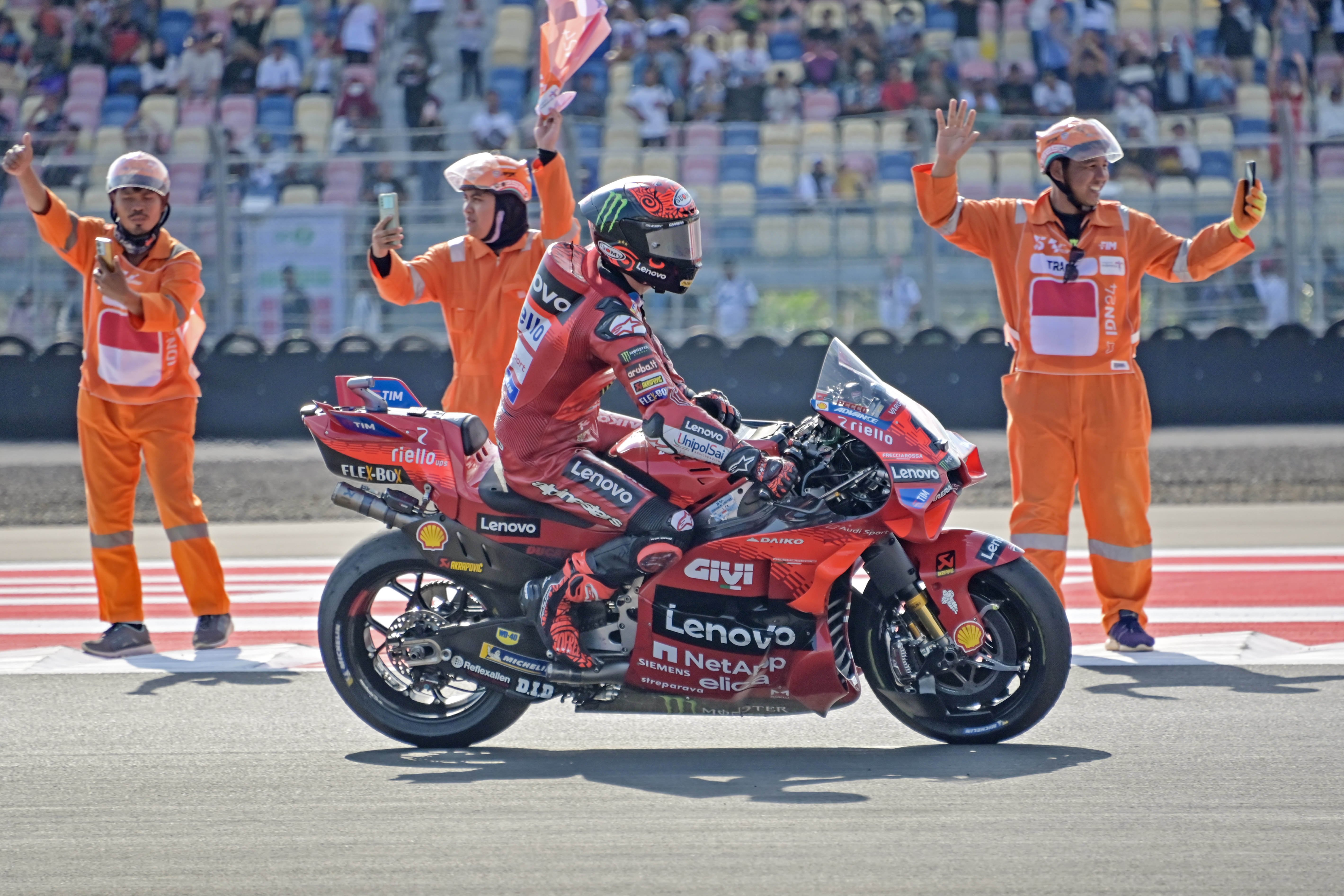 Pembalap Ducati Lenovo Francesco Bagnaia memelankan laju motornya usai race MotoGP seri Pertamina Grand Prix of Indonesia 2024 di Pertamina Mandalika International Street Circuit, Kuta, Praya, Lombok Tengah, NTB, Minggu (29/9/2024). Pembalap Prima Pramac Racing Jorge Martin berhasil menjadi juara pertama diikuti pembalap tim Red Bull GASGAS Tech3 Pedro Acosta diposisi kedua dan pembalap Ducati Lenovo Francesco Bagnaia diposisi ketiga. 