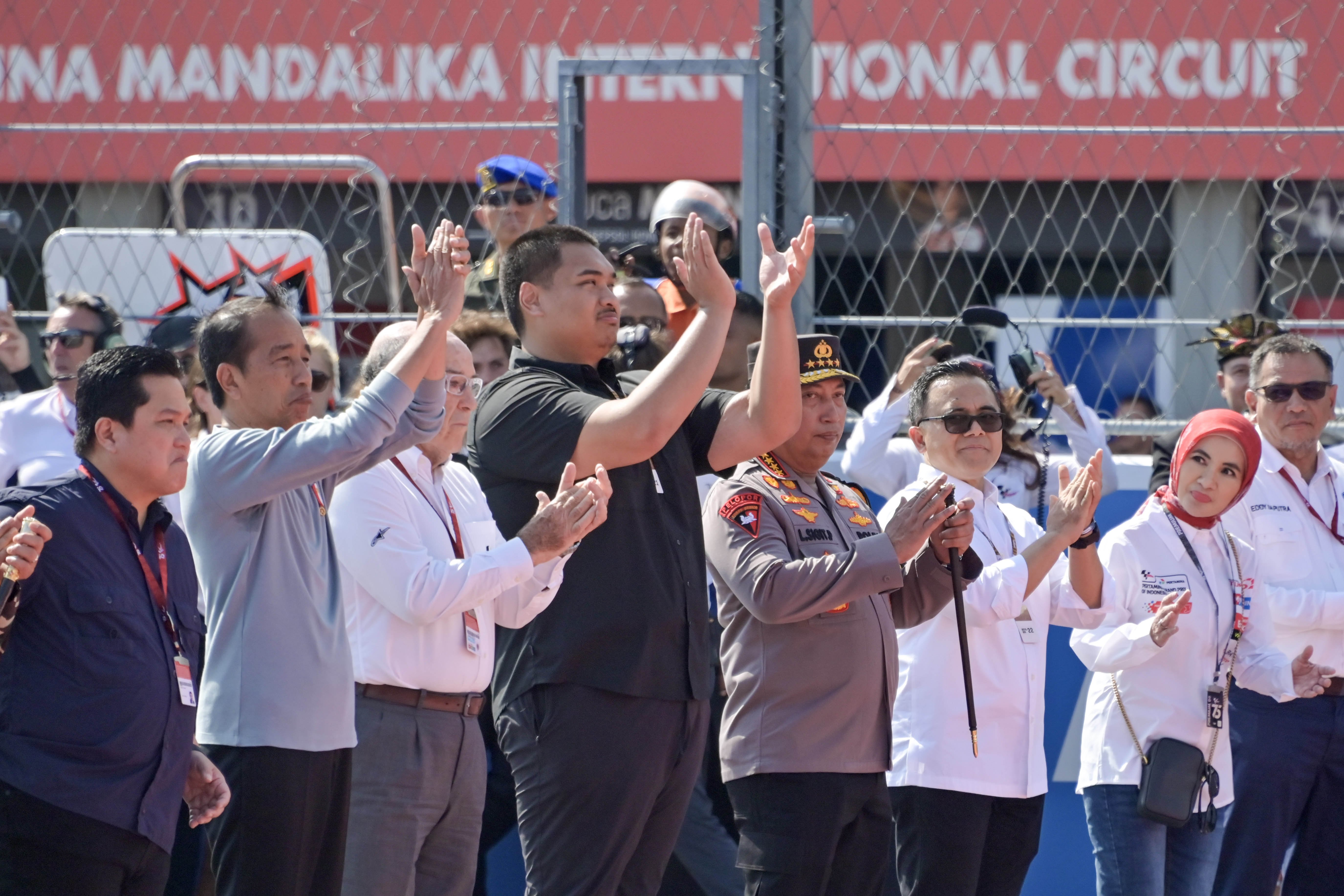 Presiden RI Joko Widodo (kedua kiri) didampingi Menteri BUMN Erick Tohir (kiri), Menteri Pemuda dan Olahraga Dito Ariotedjo (keempat kiri) dan CEO Dorna Sports Carmelo Ezpeleta (ketiga kiri) memberikan tepuk tangan usai pentas tari Nusantara sesaat sebelum balapan MotoGP dimulai di Pertamina Mandalika International Street Circuit, Kuta, Praya, Lombok Tengah, NTB, Minggu (29/9/2024). Presiden Jokowi datang ke Mandalika untuk menyaksikan langsung balapan utama MotoGP Mandalika 2024 seri ke-15.