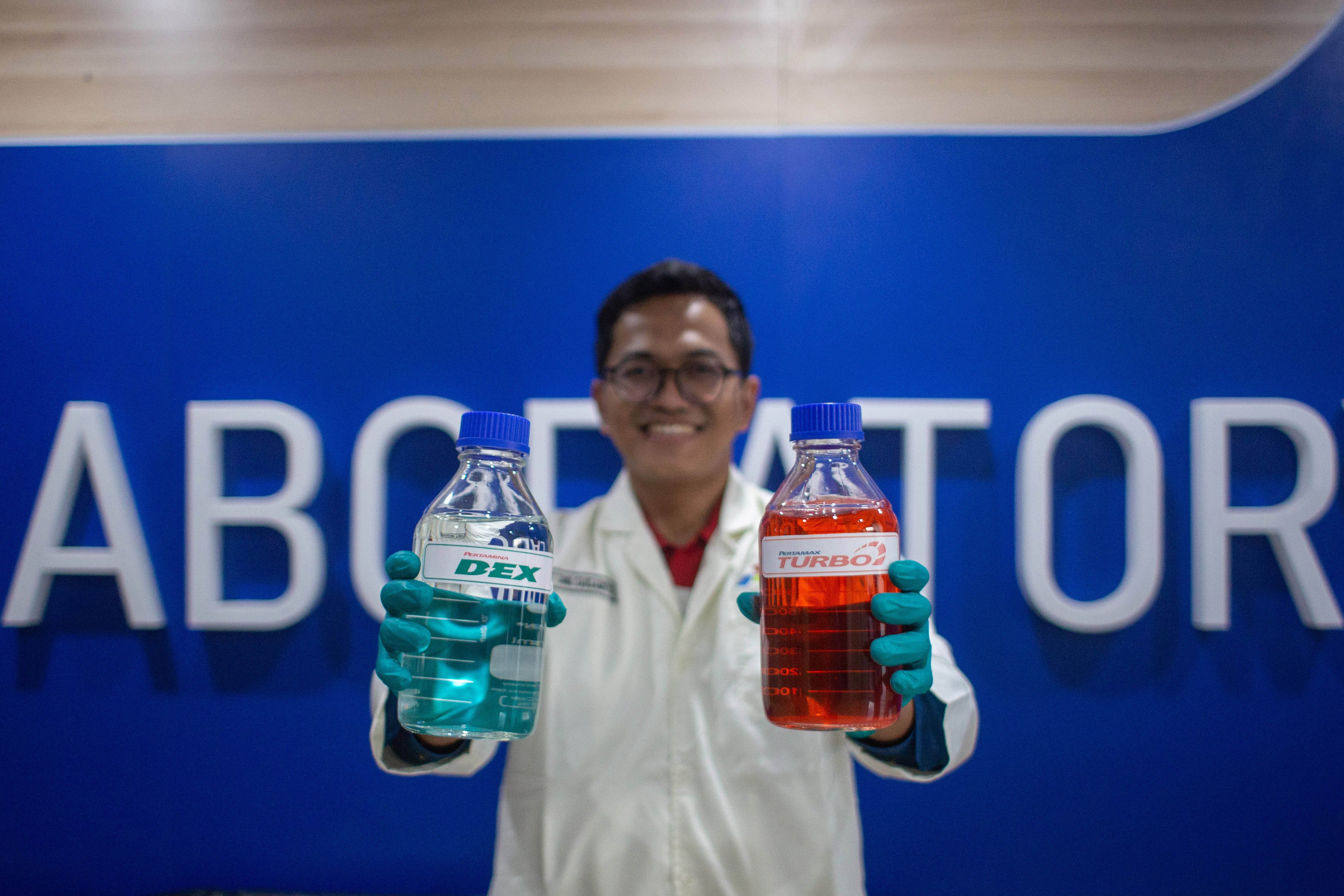 Petugas laboratorium menunjukkan jenis BBM beroktan tinggi yang diproduksi oleh Kilang Pertamina Internasional (KPI) Unit Balongan di Indramayu, Jawa Barat.