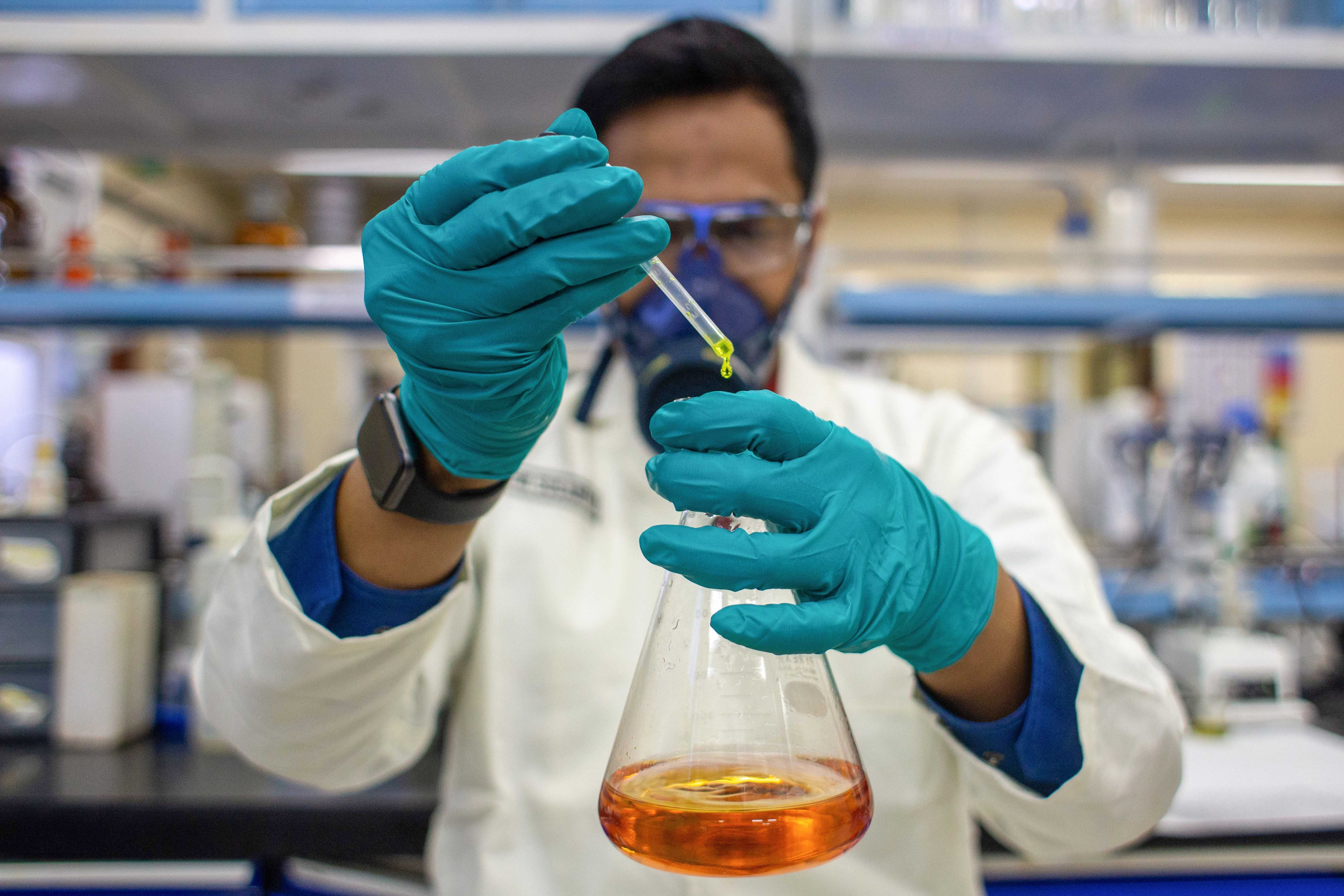 Petugas laboratorium melakukan pengecekan kadar oktana BBM yang diproduksi oleh Kilang Pertamina Internasional (KPI) Unit Balongan di Indramayu, Jawa Barat.
