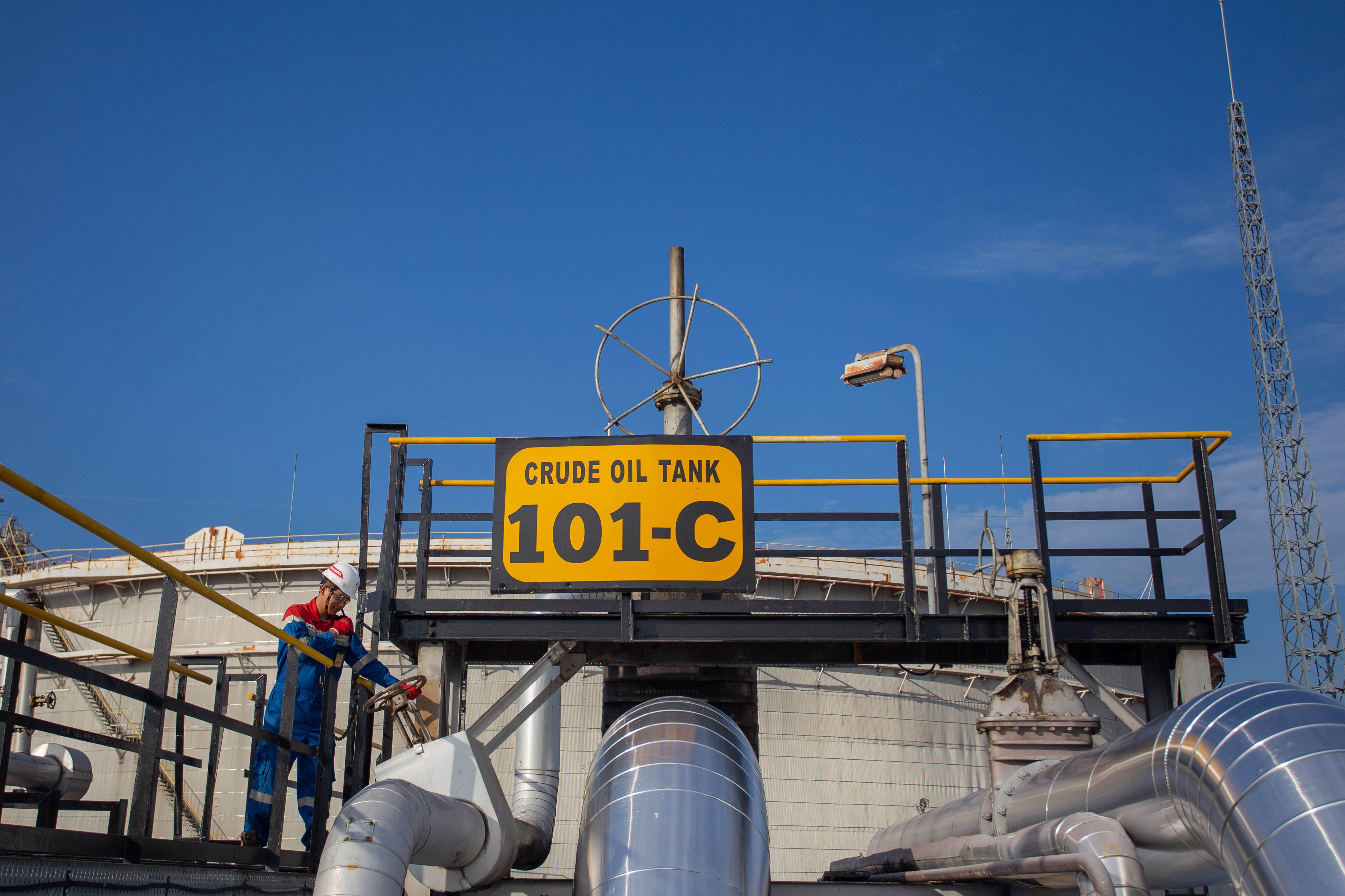Petugas Pertamina memeriksa pipa crude oil yang akan masuk ke unit produksi di Kilang Pertamina Internasional (KPI) Unit Balongan di Indramayu, Jawa Barat.