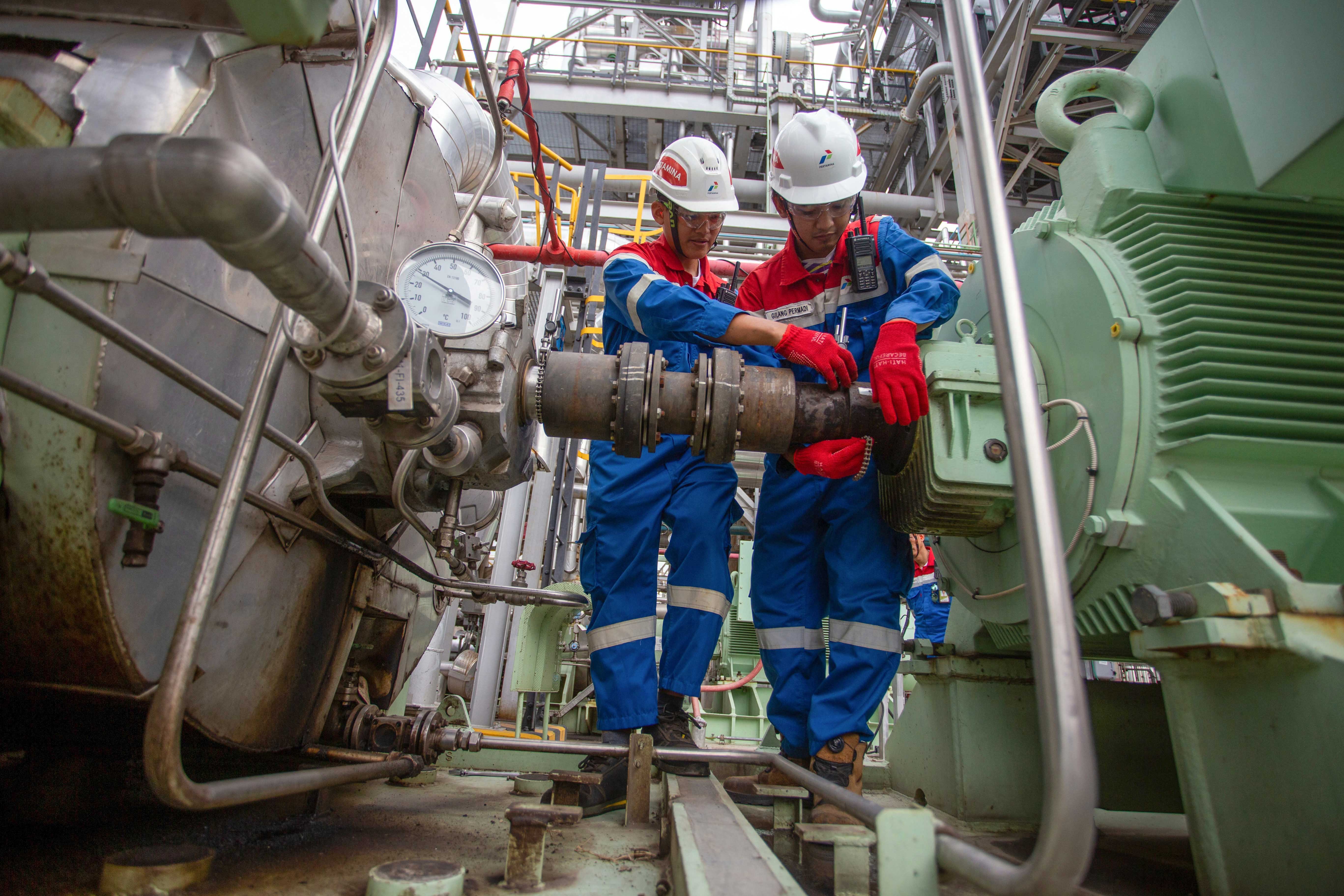 Petugas memeriksa instrumen produksi di Crude Destillation Unit (CDU) Kilang Pertamina Internasional (KPI) Unit Balongan di Indramayu, Jawa Barat.