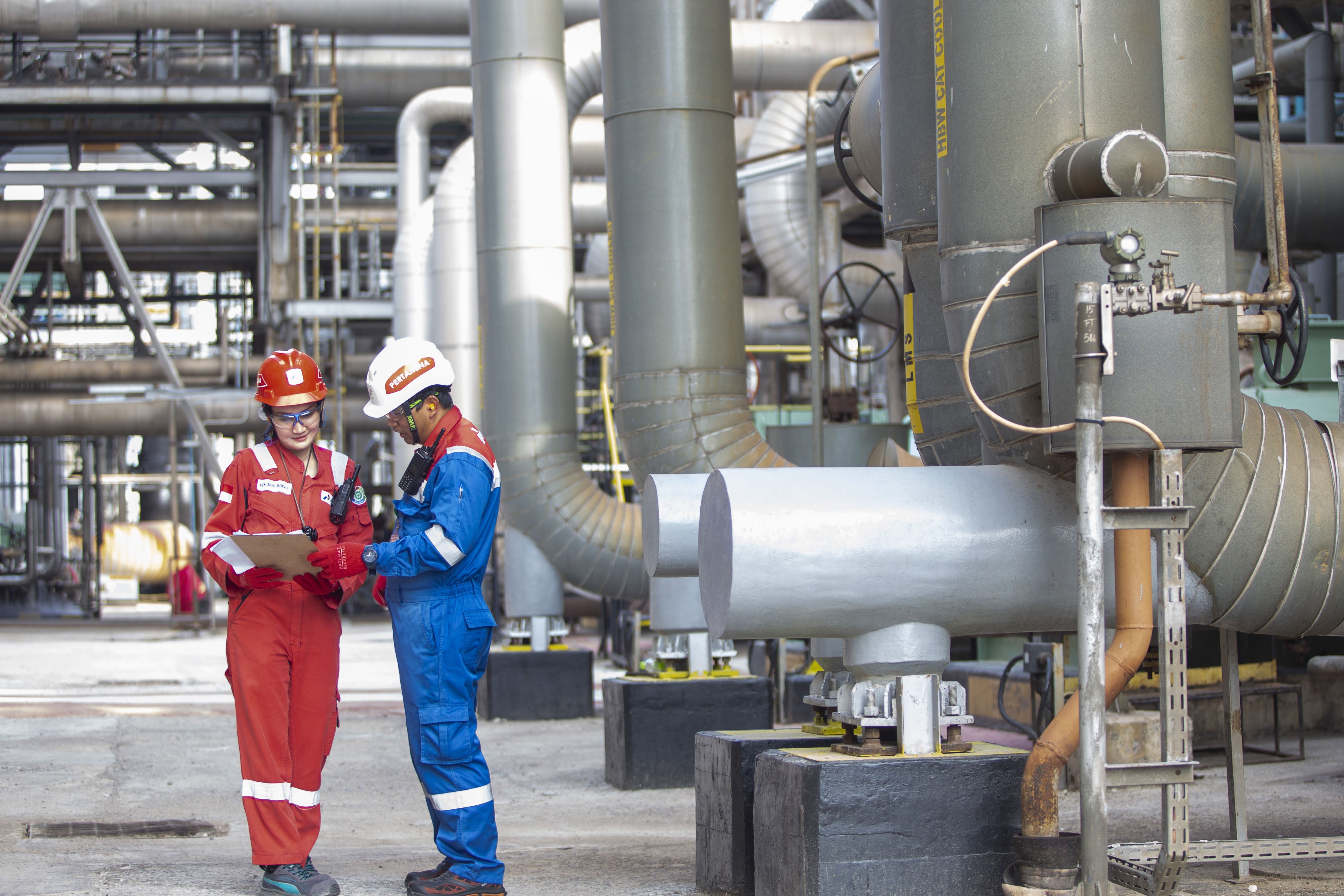 Petugas HSSE memeriksa daftar kelengkapan aspek keselamatan unit produksi Kilang Pertamina Internasional (KPI) Unit Balongan di Indramayu, Jawa Barat.
