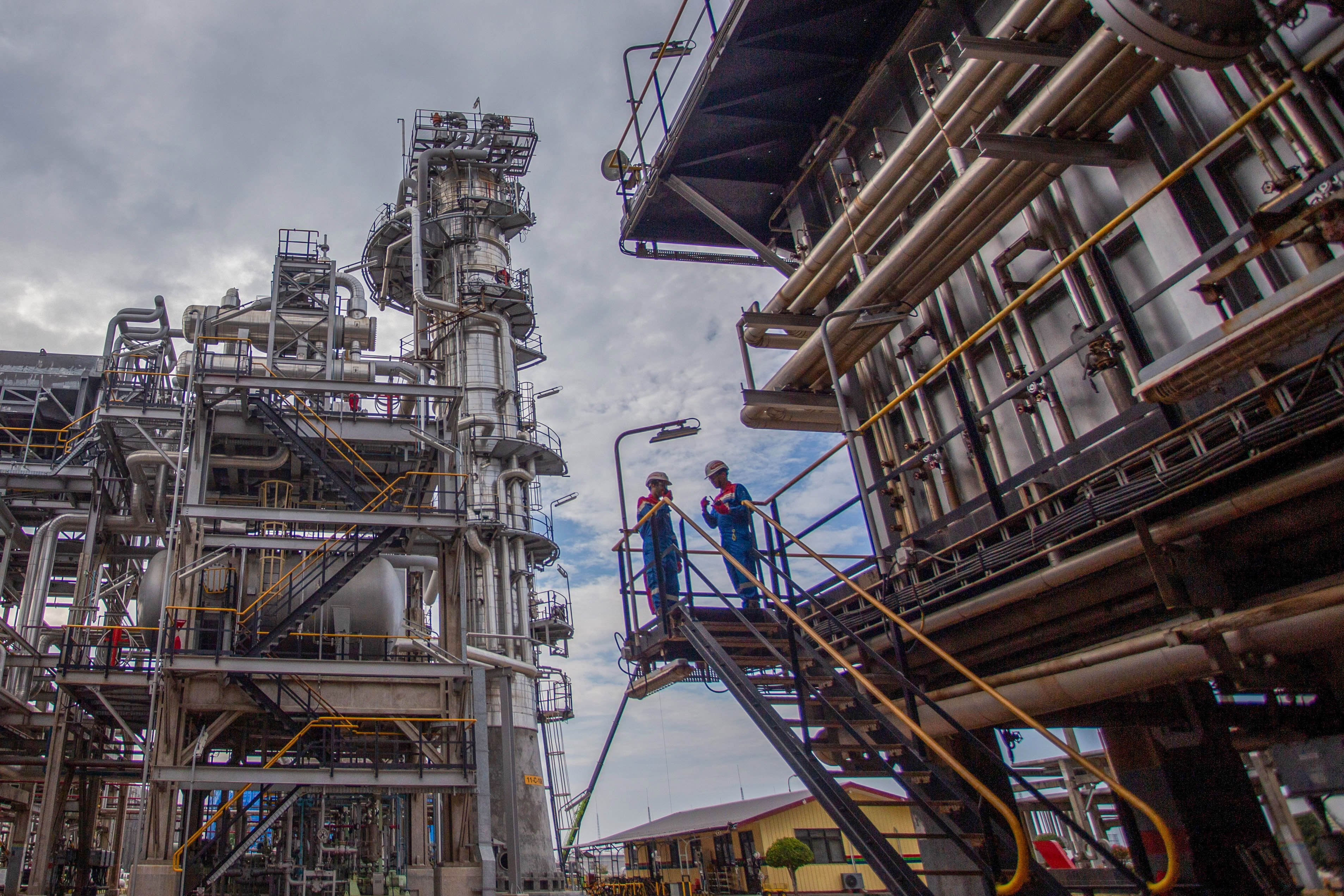 Dua petugas Pertamina memeriksa fasilitas produksi di Crude Destillation Unit (CDU) Kilang Pertamina Internasional (KPI) Unit Balongan di Indramayu, Jawa Barat.