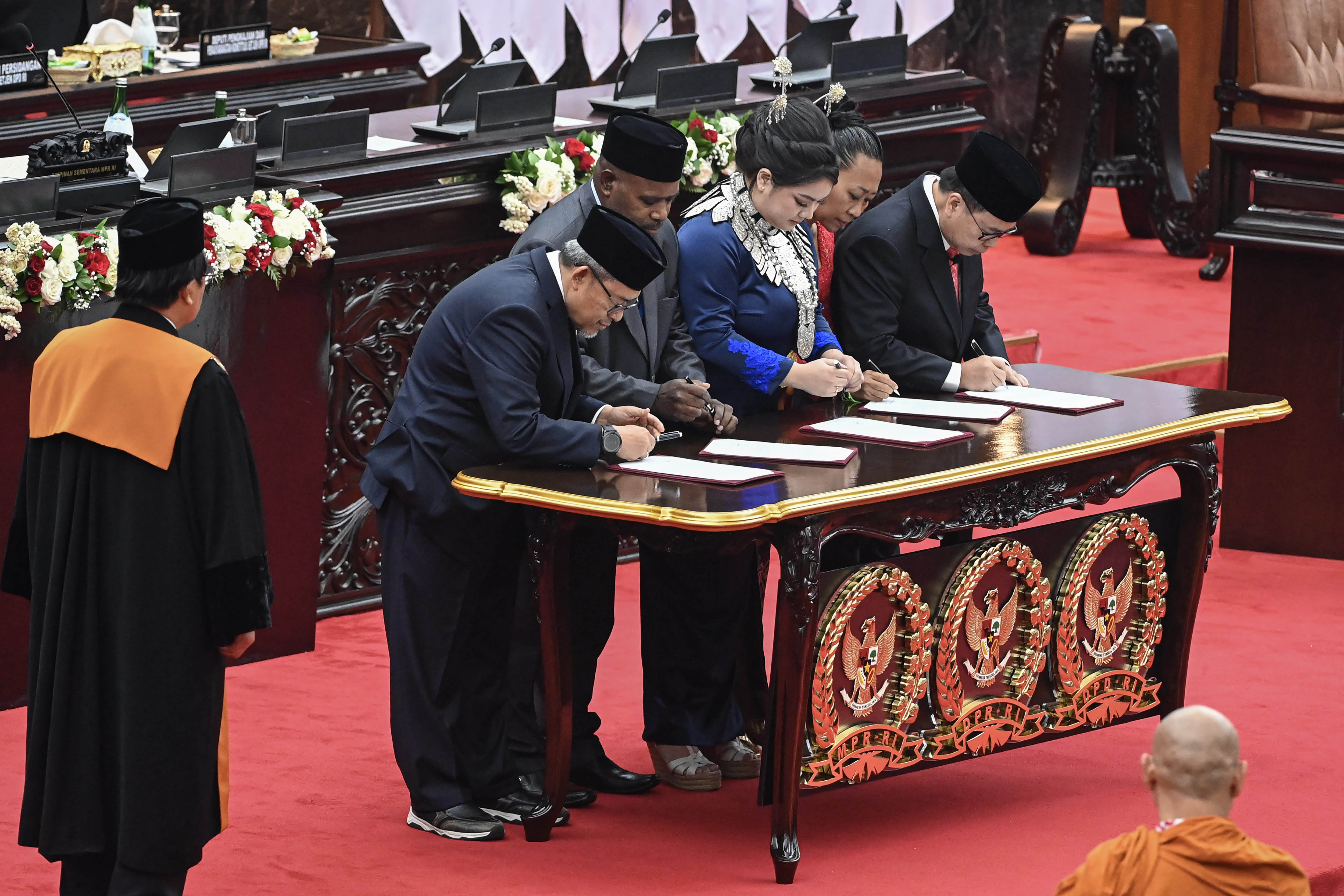 Lima perwakilan anggota MPR terpilih masa bakti 2024-2029 menandatangani berita acara sumpah atau janji anggota MPR di Gedung Nusantara, Kompleks Parlemen, Senayan, Jakarta, Selasa (1/10/2024). Sebanyak 732 orang anggota MPR telah dilantik yang terdiri dari 580 orang anggota DPR dan 152 orang anggota DPD untuk masa bakti 2024-2029. 