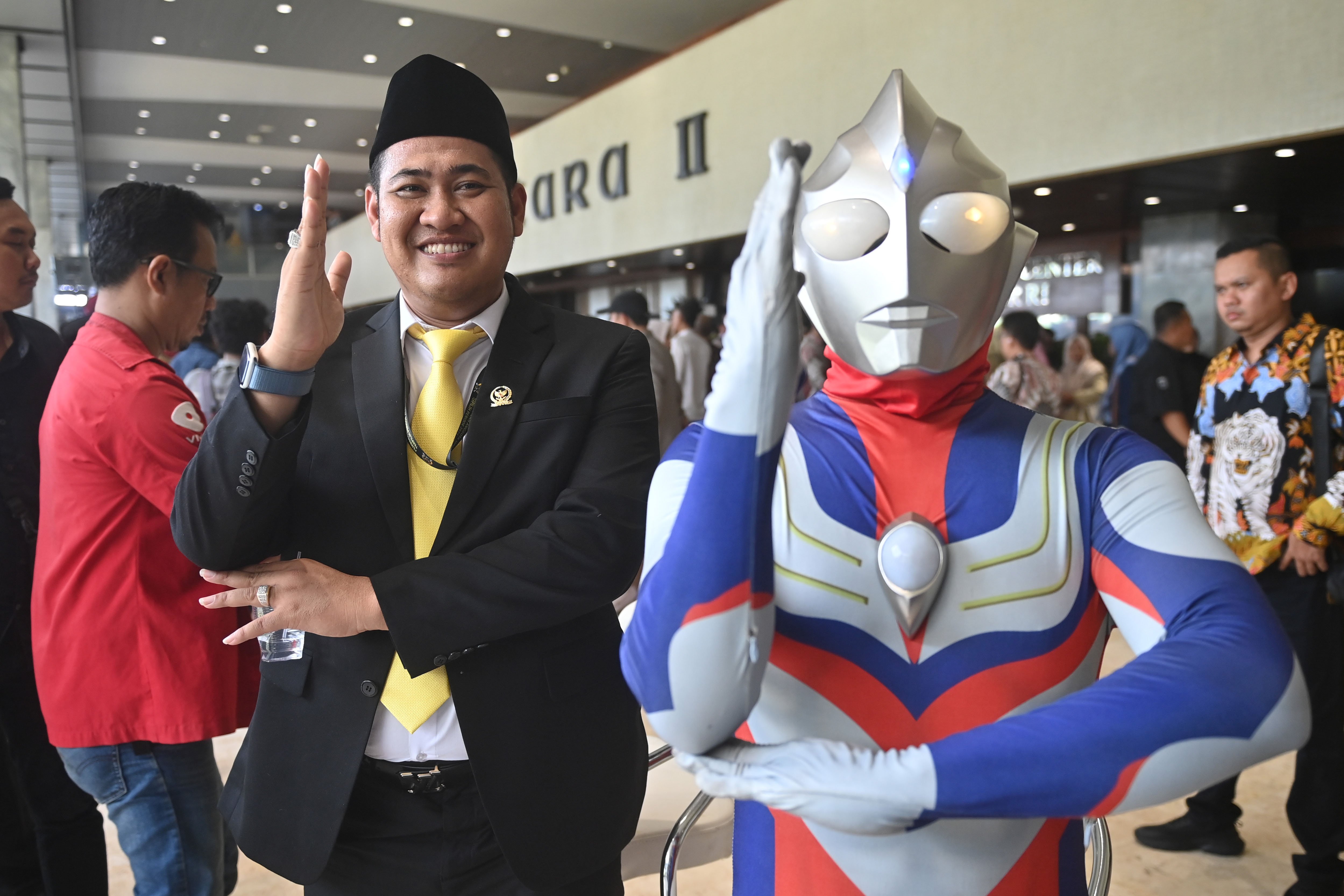 Anggota DPR masa bakti 2024-2029 Jamaludin Malik berpose dengan maskot kampanyenya usai pelantikan di Kompleks Parlemen, Senayan, Jakarta, Selasa (1/10/2024). Sebanyak 580 anggota DPR dan 152 anggota DPD dilantik dan diambil sumpah jabatannya untuk masa bakti 2024-2029. 