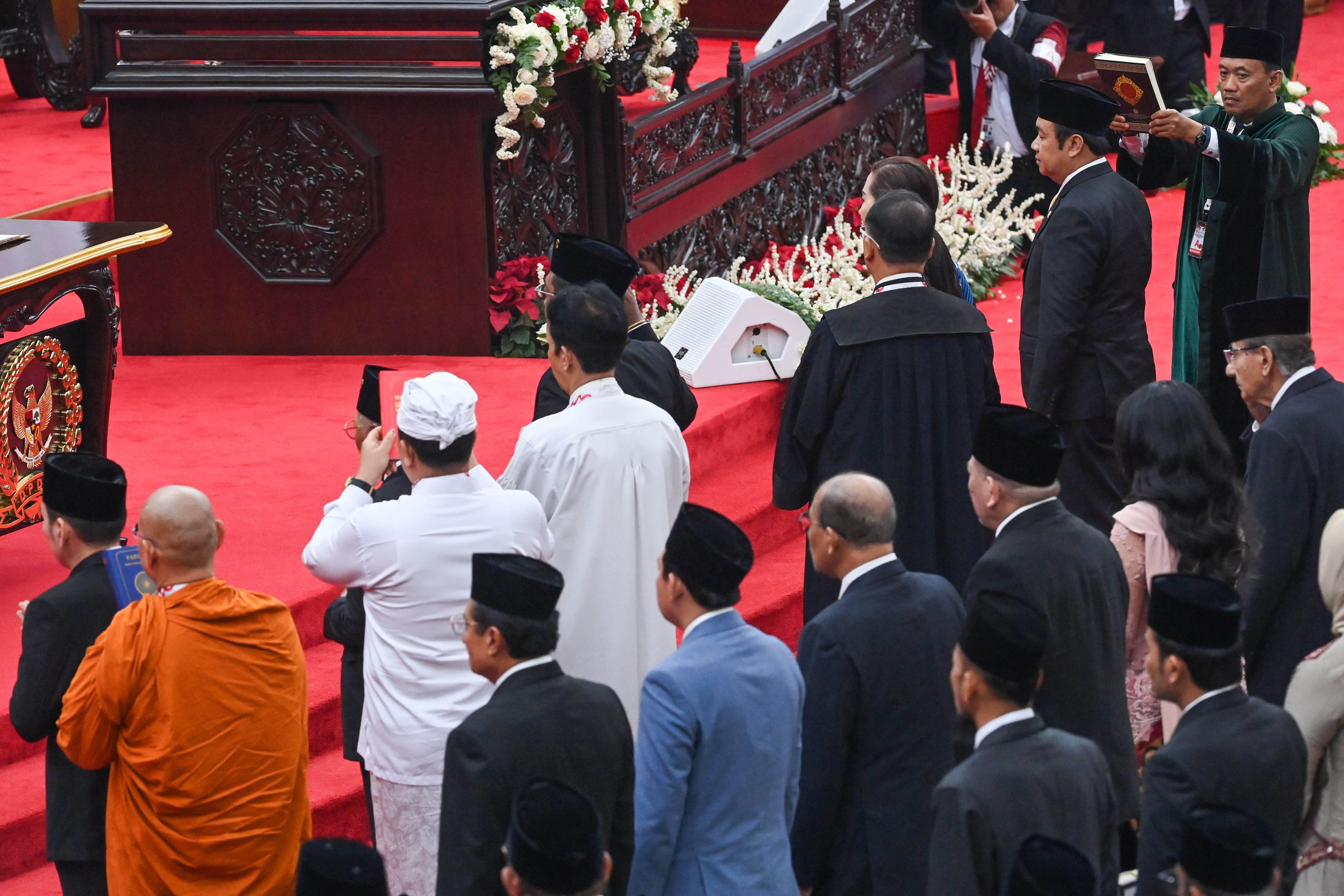 Rohaniwan mengambil sumpah jabatan anggota-anggota DPR, DPD, dan MPR masa bakti 2024-2029 di Gedung Nusantara, Kompleks Parlemen, Senayan, Jakarta, Selasa (1/10/2024). Sebanyak 580 anggota DPR dan 152 anggota DPD dilantik dan diambil sumpah jabatannya untuk masa bakti 2024-2029. 