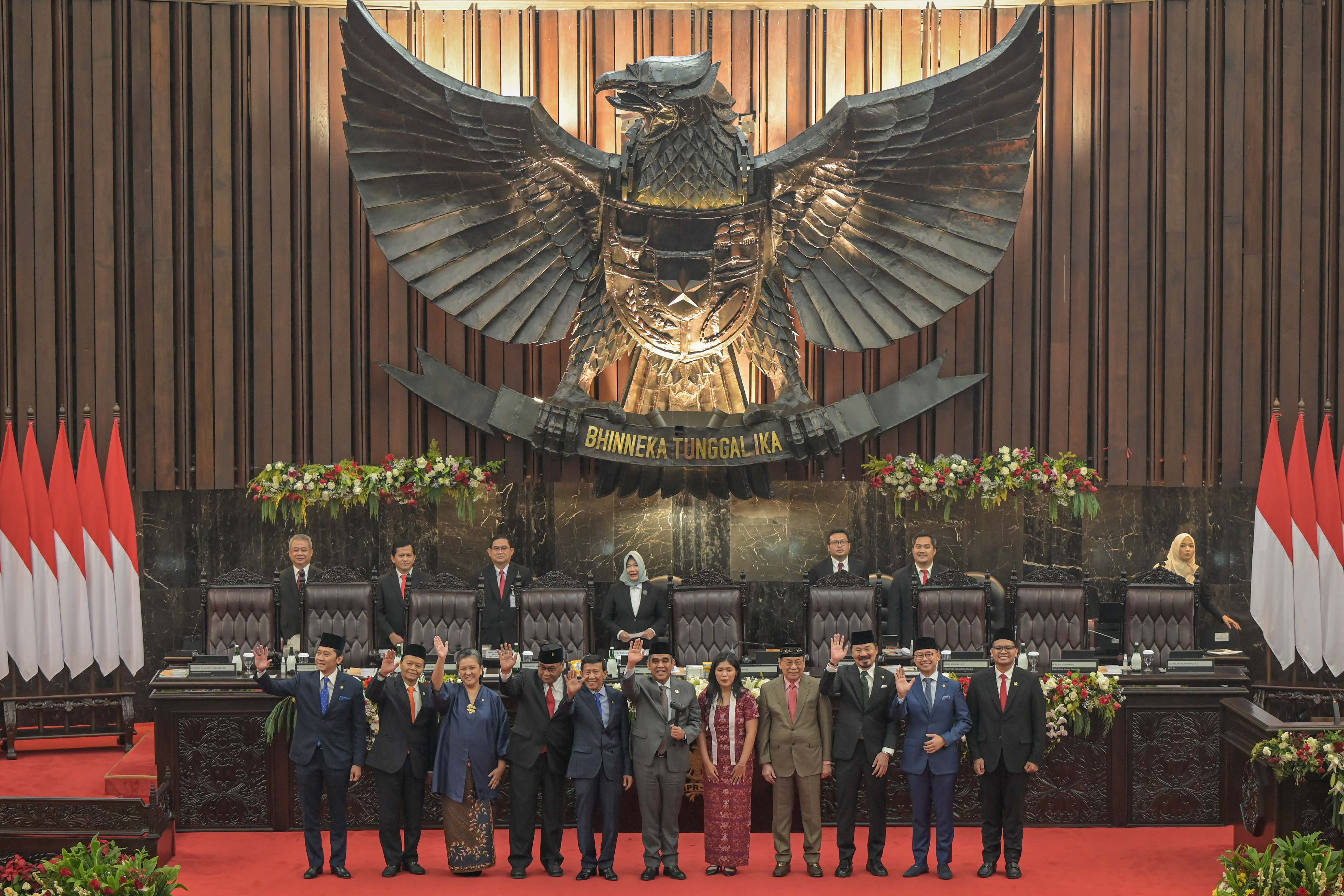 Ketua MPR terpilih periode 2024-2029 Ahmad Muzani (tengah bawah) bersama pimpinan sementara MPR Guntur Sasono (kelima kiri) dan Larasati Moriska (kelima kanan) dan Wakil Ketua MPR terpilih (dari kiri ke kanan), Edhie Baskoro, Hidayat Nur Wahid, Lestari Moerdijat, Bambang Wuryanto, Kahar Muzakir, Rusdi Kirana, Eddy Soeparno, Abcandra Supratman berfoto bersama saat pelantikan pimpinan MPR RI di Gedung Nusantara, kompleks Parlemen, Senayan, Jakarta, Kamis (3/10/2024).