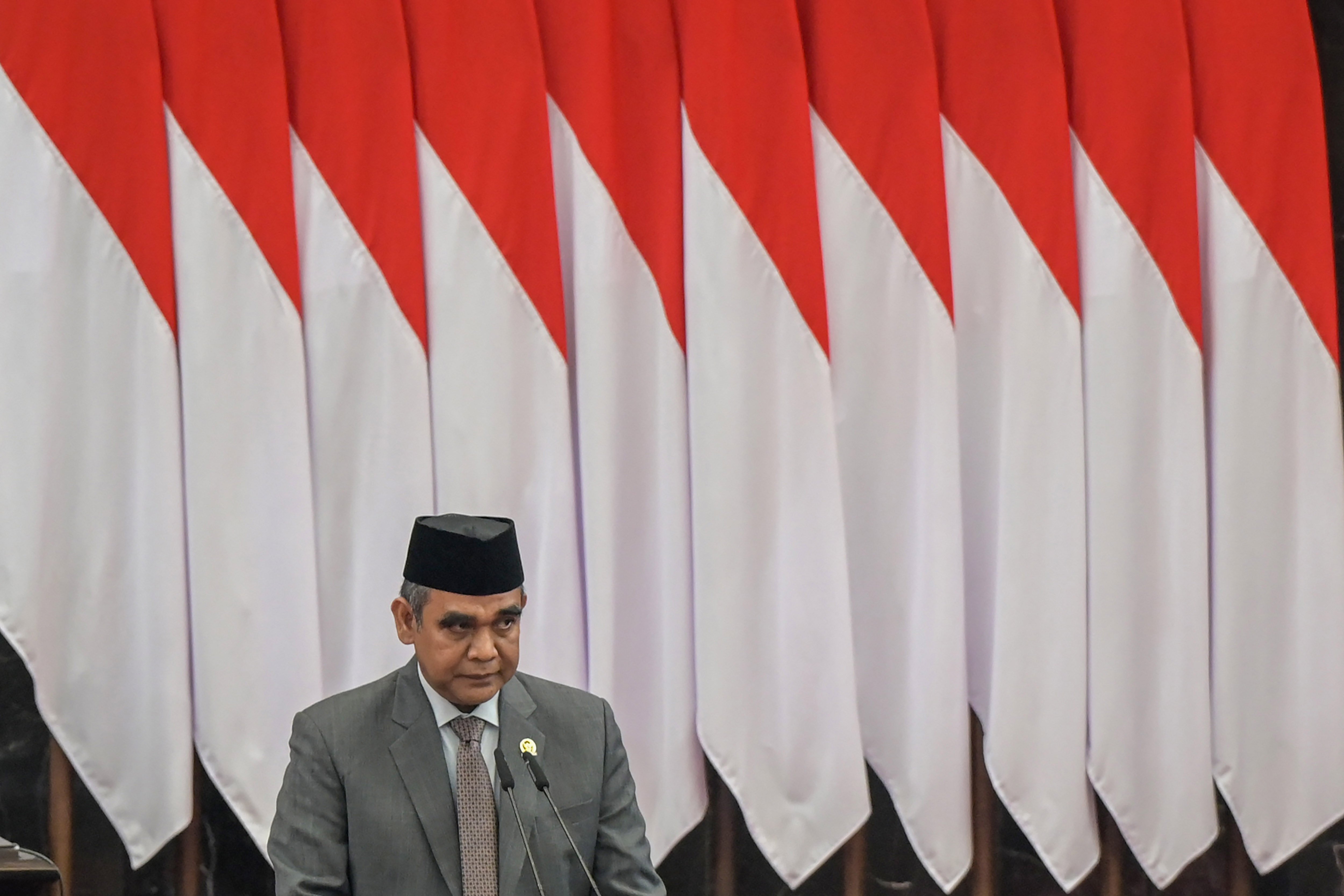 Ketua MPR terpilih periode 2024-2029 Ahmad Muzani berpidato saat pelantikan pimpinan MPR RI di Gedung Nusantara, kompleks Parlemen, Senayan, Jakarta, Kamis (3/10/2024). Sidang Paripurna MPR menyetujui Ahmad Muzani dari Fraksi Partai Gerindra menjadi Ketua MPR Periode 2024-2029 menggantikan Bambang Soesatyo selaku Ketua MPR periode 2019-2024.