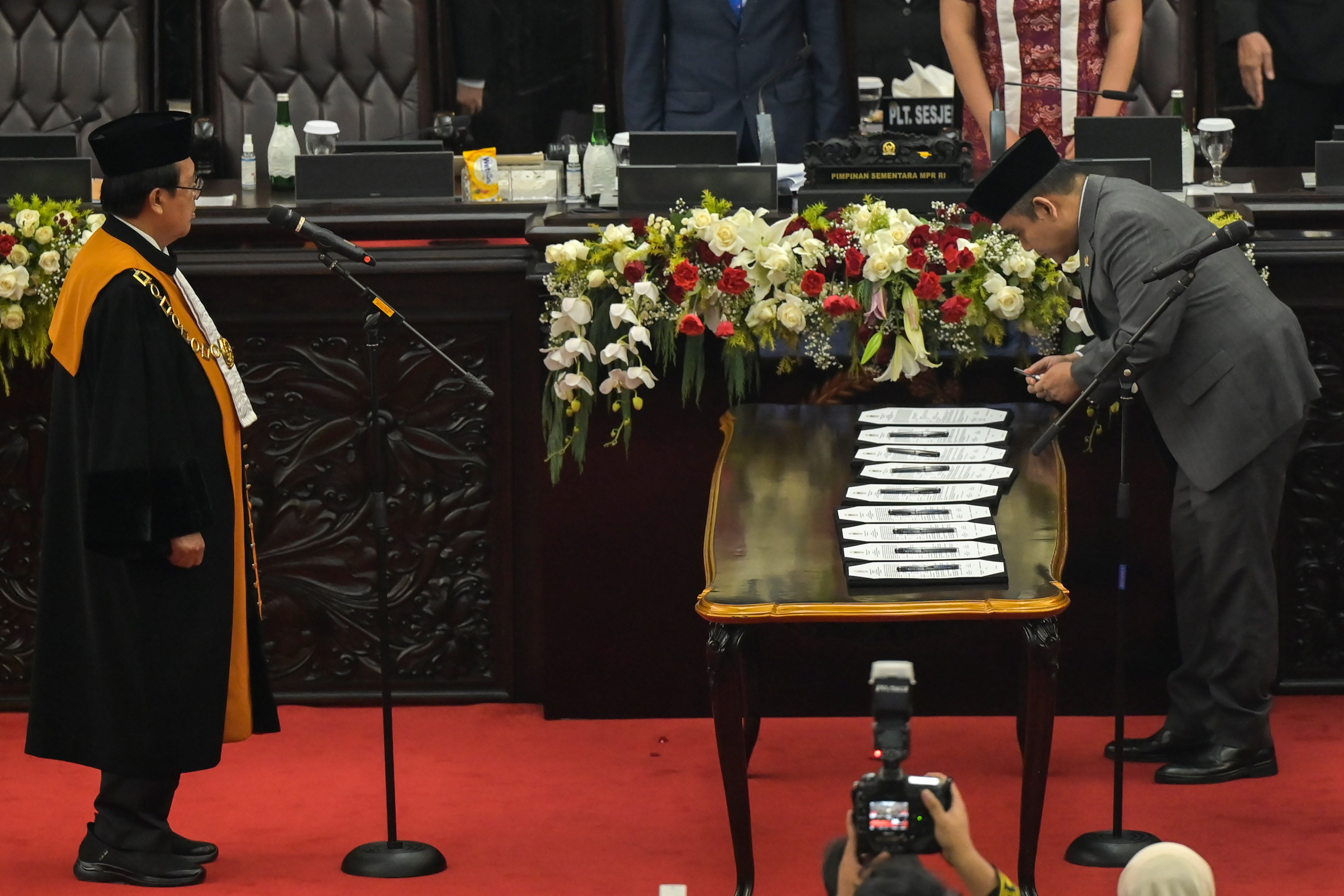 Ketua MPR terpilih periode 2024-2029 Ahmad Muzani (kanan) menandatangani berita acara disaksikan Ketua Mahkamah Agung Muhammad Syarifuddin (kiri) saat pelantikan pimpinan MPR RI di Gedung Nusantara, kompleks Parlemen, Senayan, Jakarta, Kamis (3/10/2024). Sidang Paripurna MPR menyetujui Ahmad Muzani dari Fraksi Partai Gerindra menjadi Ketua MPR Periode 2024-2029 menggantikan Bambang Soesatyo selaku Ketua MPR periode 2019-2024. 