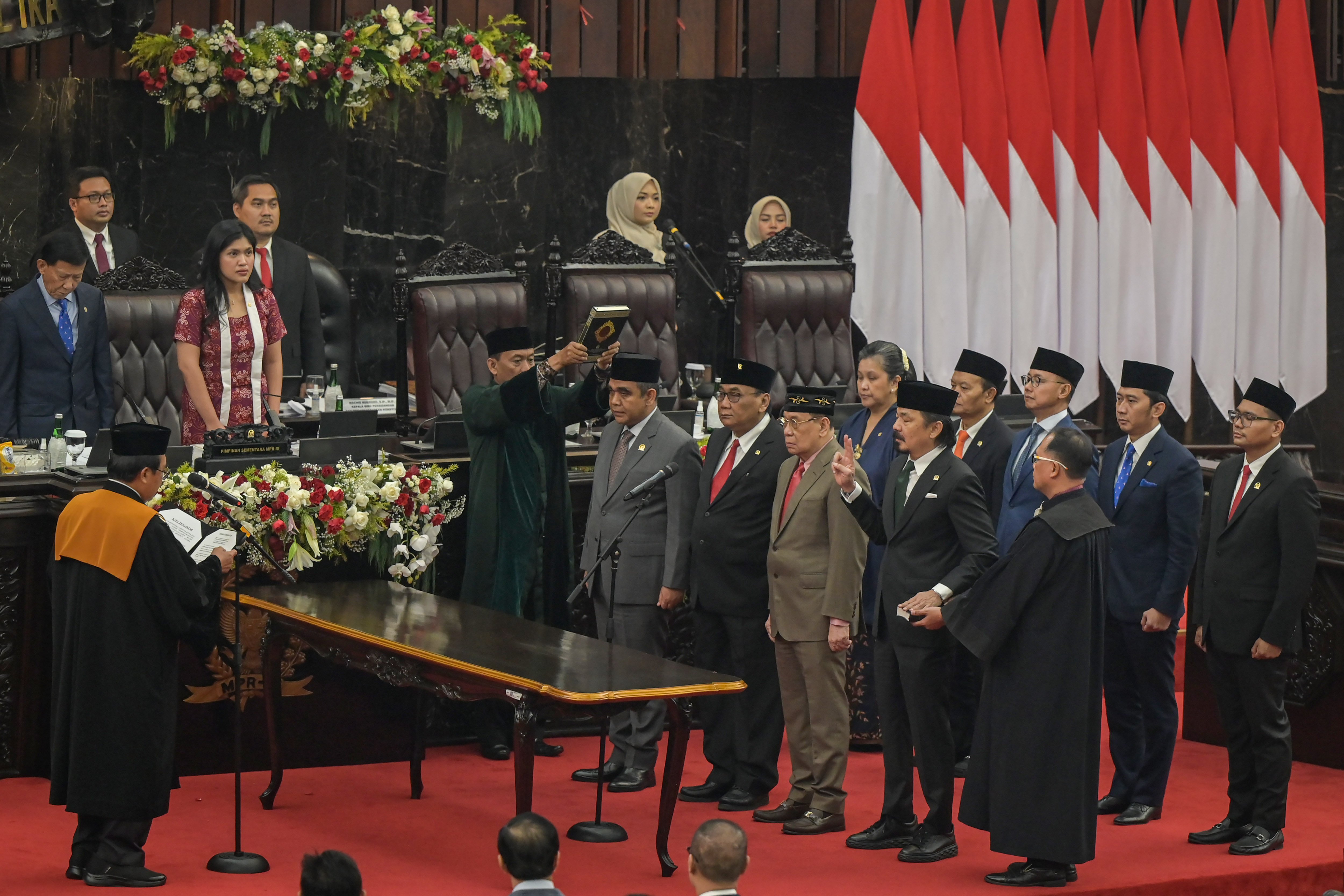 Ketua Mahkamah Agung Muhammad Syarifuddin (kiri) membacakan sumpah jabatan kepada Ketua MPR terpilih periode 2024-2029 Ahmad Muzani (kesepuluh kanan) bersama Wakil Ketua MPR RI terpilih (dari kanan ke kiri) Abcandra Supratman, Edhie Baskoro, Eddy Soeparno, Hidayat Nur Wahid, Rusdi Kirana, Lestari Moerdijat, Kahar Muzakir, Bambang Wuryanto saat pelantikan pimpinan MPR RI di Gedung Nusantara, kompleks Parlemen, Senayan, Jakarta, Kamis (3/10/2024). 