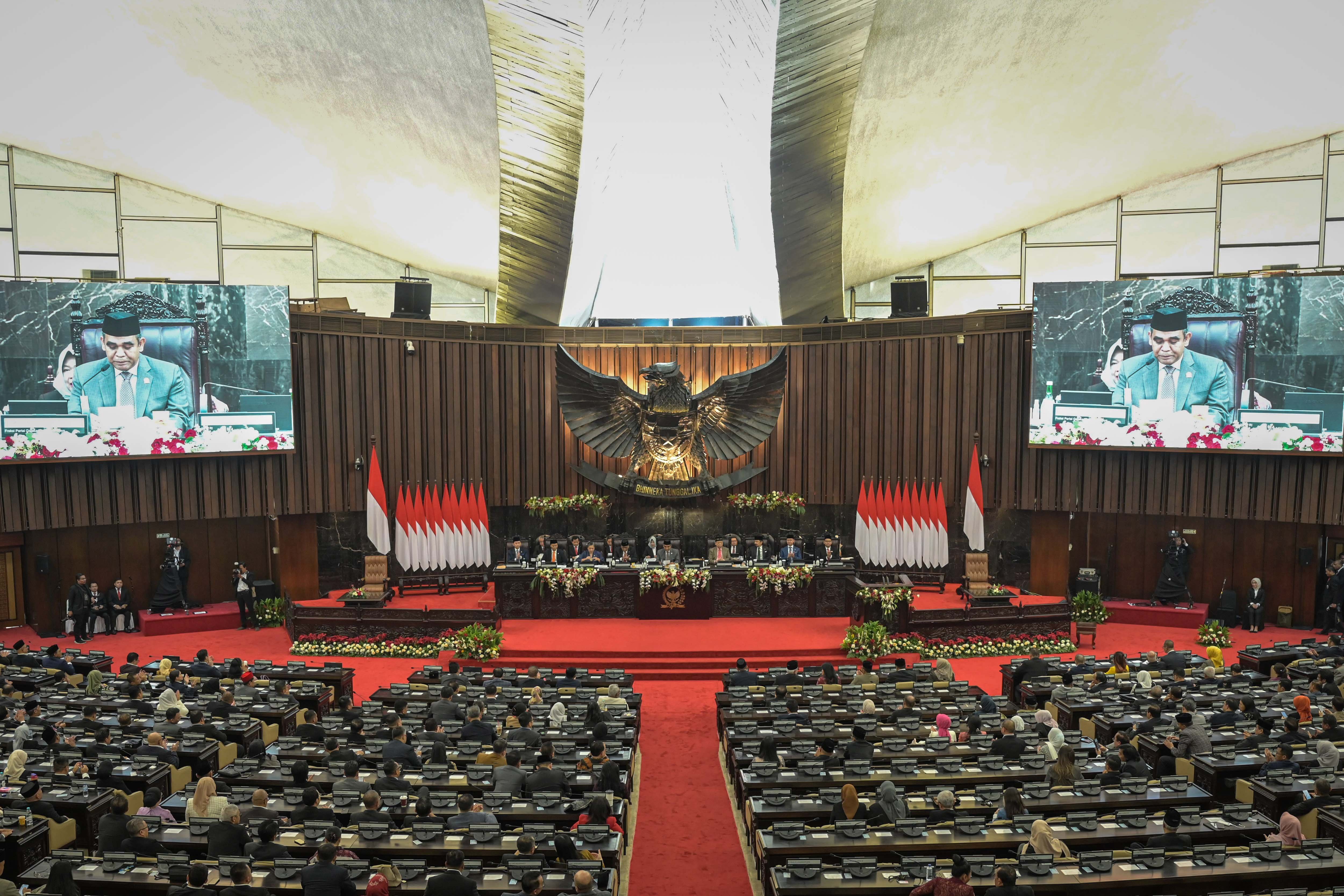Suasana sidang paripurna pelantikan pimpinan MPR di Gedung Nusantara, kompleks Parlemen, Senayan, Jakarta, Kamis (3/10/2024). Sidang Paripurna MPR menyetujui Ahmad Muzani dari Fraksi Partai Gerindra menjadi Ketua MPR Periode 2024-2029 menggantikan Bambang Soesatyo selaku Ketua MPR periode 2019-2024. 