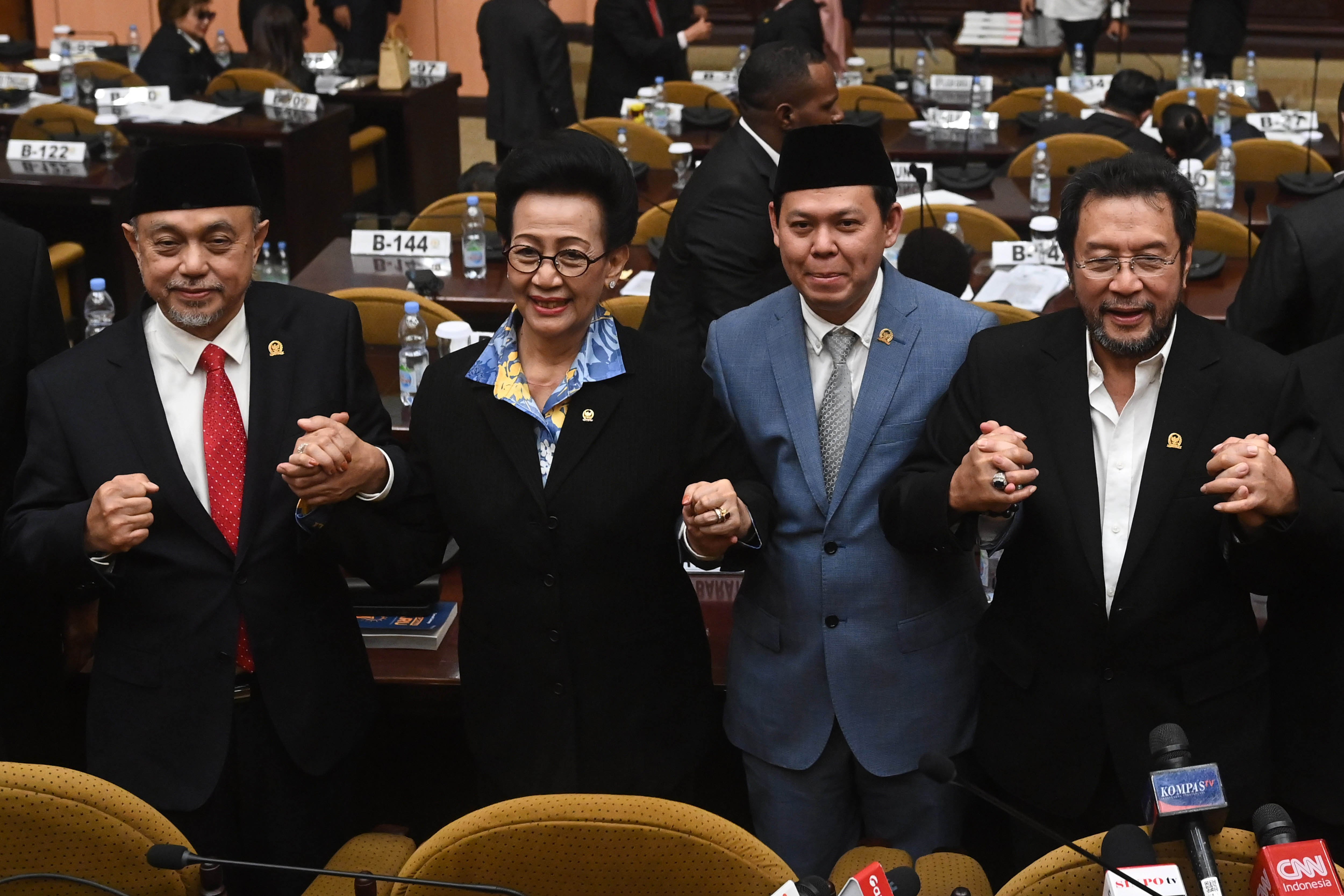 Ketua DPD RI terpilih periode 2024-2029 Sultan B Najamudin (kedua kanan) didampingi tiga Wakil Ketua DPD RI terpilih Tamsil Linrung (kiri), GKR Hemas (kedua kiri) dan Yorrys Raweyai (kanan) bergandengan tangan seusai Sidang Paripurna Pemilihan Pimpinan DPD RI di Gedung Nusantara V, Kompleks Parlemen, Jakarta, Rabu (2/10/2024) dini hari. 