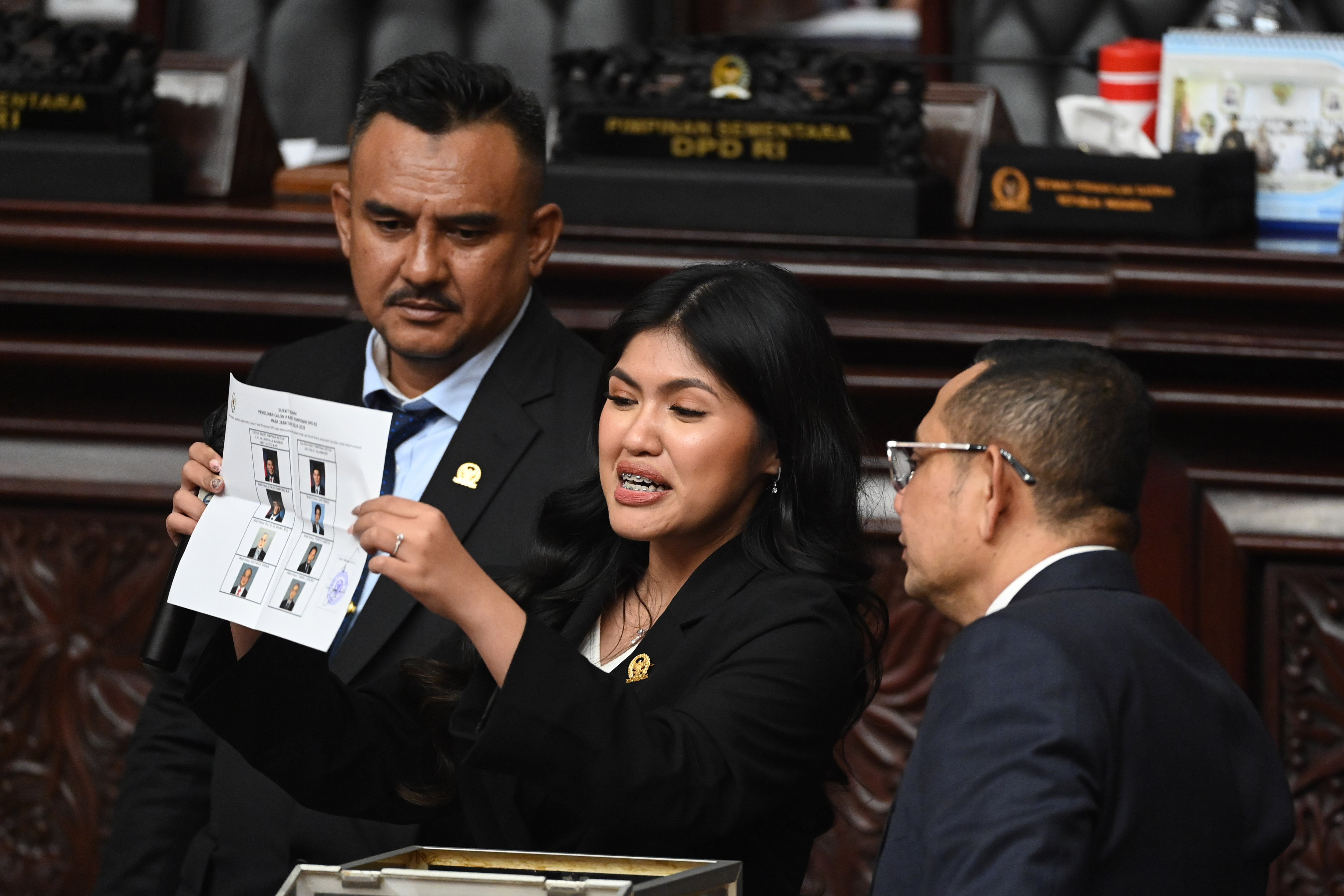 Anggota termuda DPD RI periode 2024-2029 Larasati Moriska (tengah) memeriksa surat suara yang sudah tercoblos saat Sidang Paripurna Pemilihan Pimpinan DPD RI periode 2024-2029 di Gedung Nusantara V, Kompleks Parlemen, Jakarta, Rabu (2/10/2024) dini hari. 