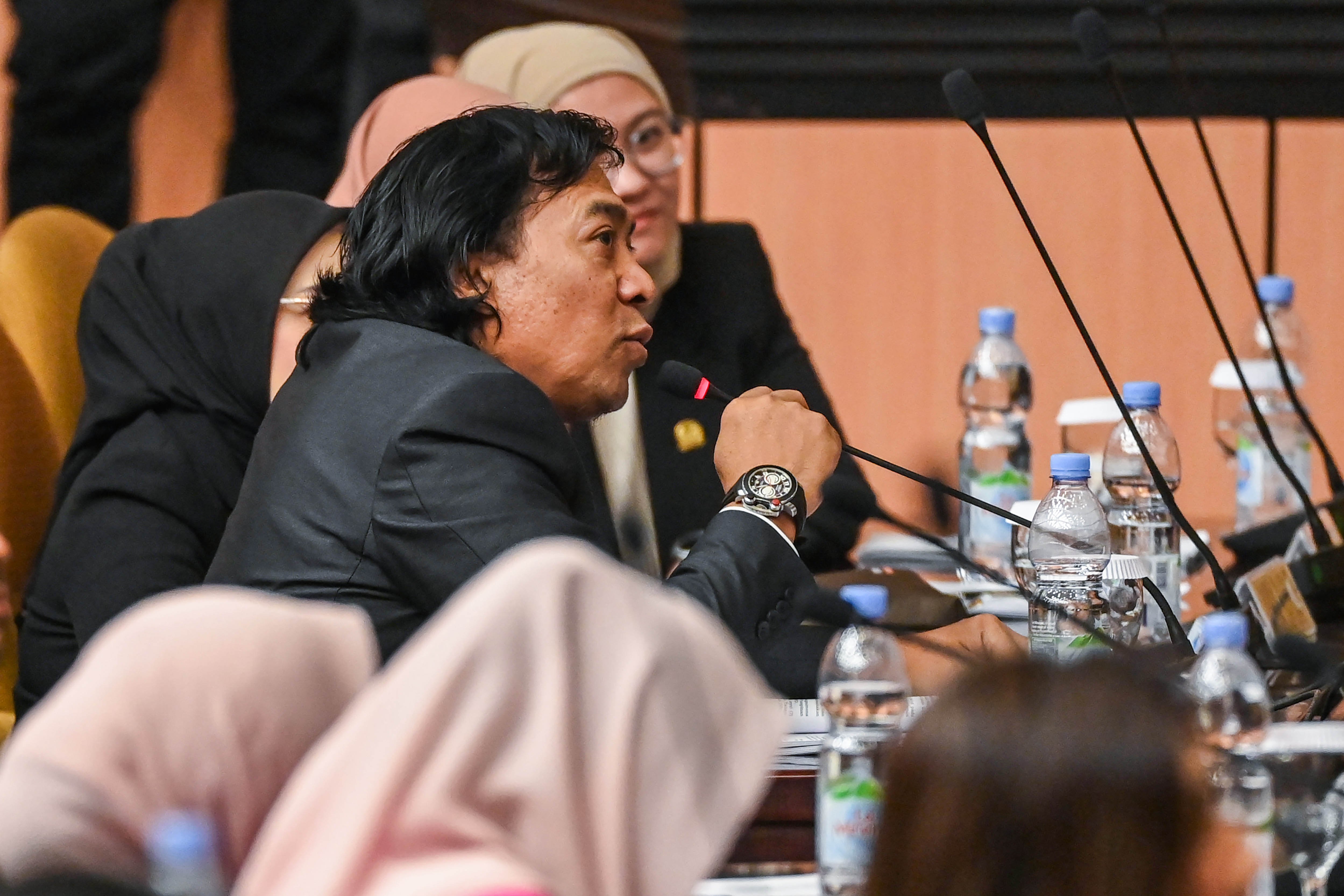 Anggota DPD Alfiansyah alias Komeng menyampaikan pandangannya saat sidang pemilihan pimpinan DPD masa jabatan 2024-2029 di Ruang Paripurna Nusantara V, Kompleks Parlemen, Jakarta, Selasa (1/10/2024). Sidang tersebut dihadiri oleh 79 anggota dari total 152 anggota DPD yang telah dilantik. 