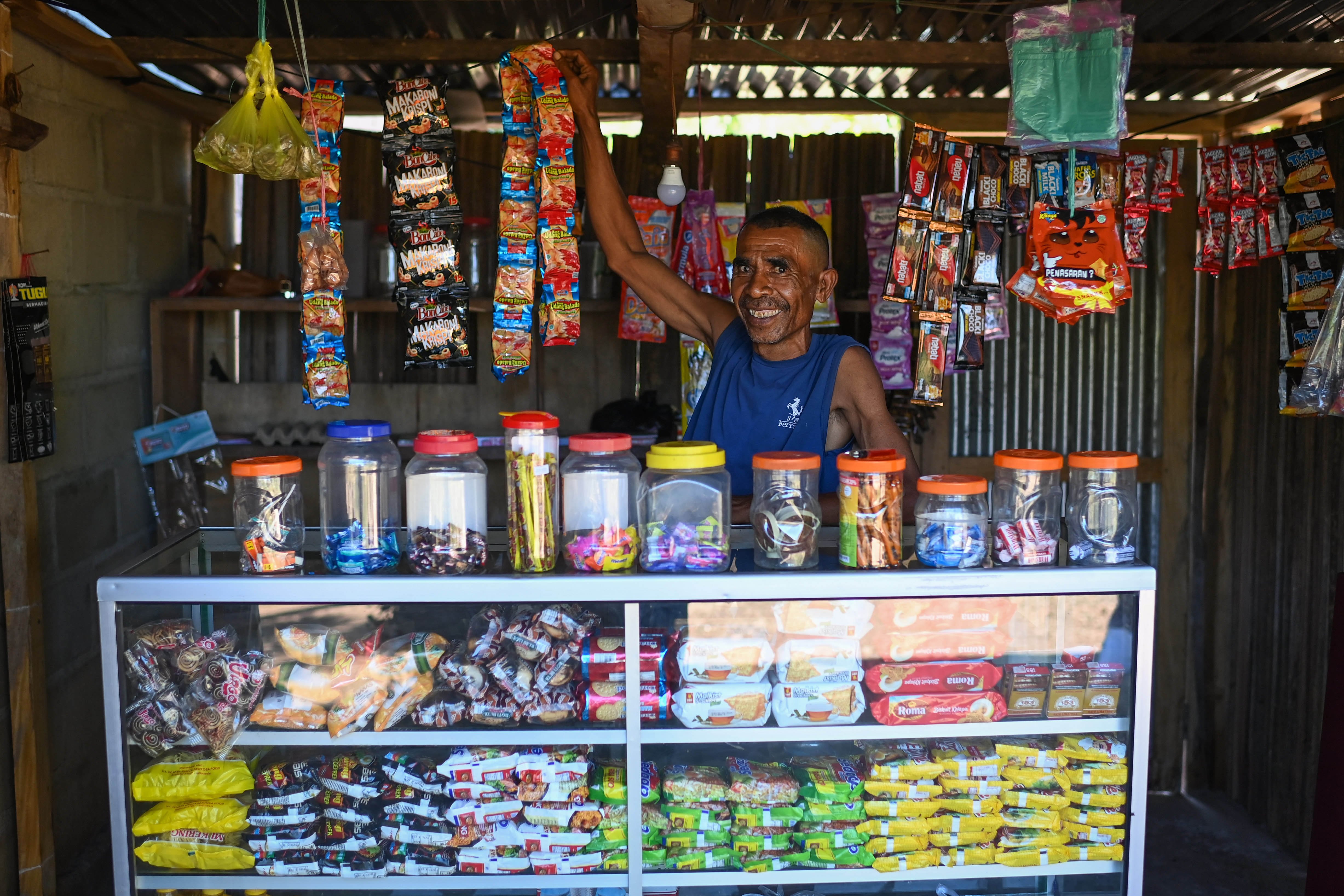 Eks PMI di Malaysia, Yakobus Sasi menata dagangan warung sembako dari bantuan modal Kementerian Sosial di Oenenu Utara, Kefamenanu.