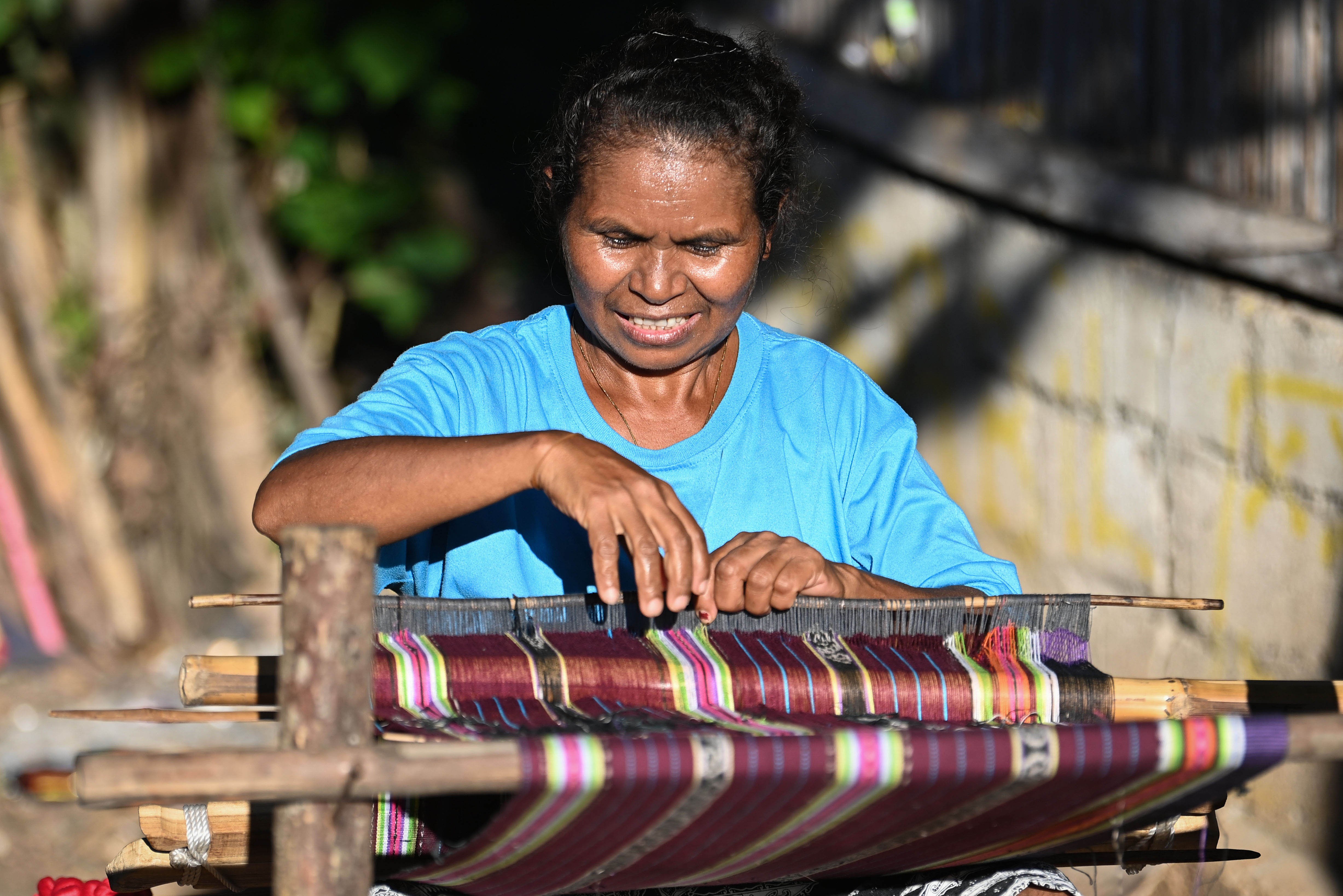 Eks PMI bermasalah di Malaysia, Regina Siki menenun kain tradisional di Sasi, Kefamenanu.