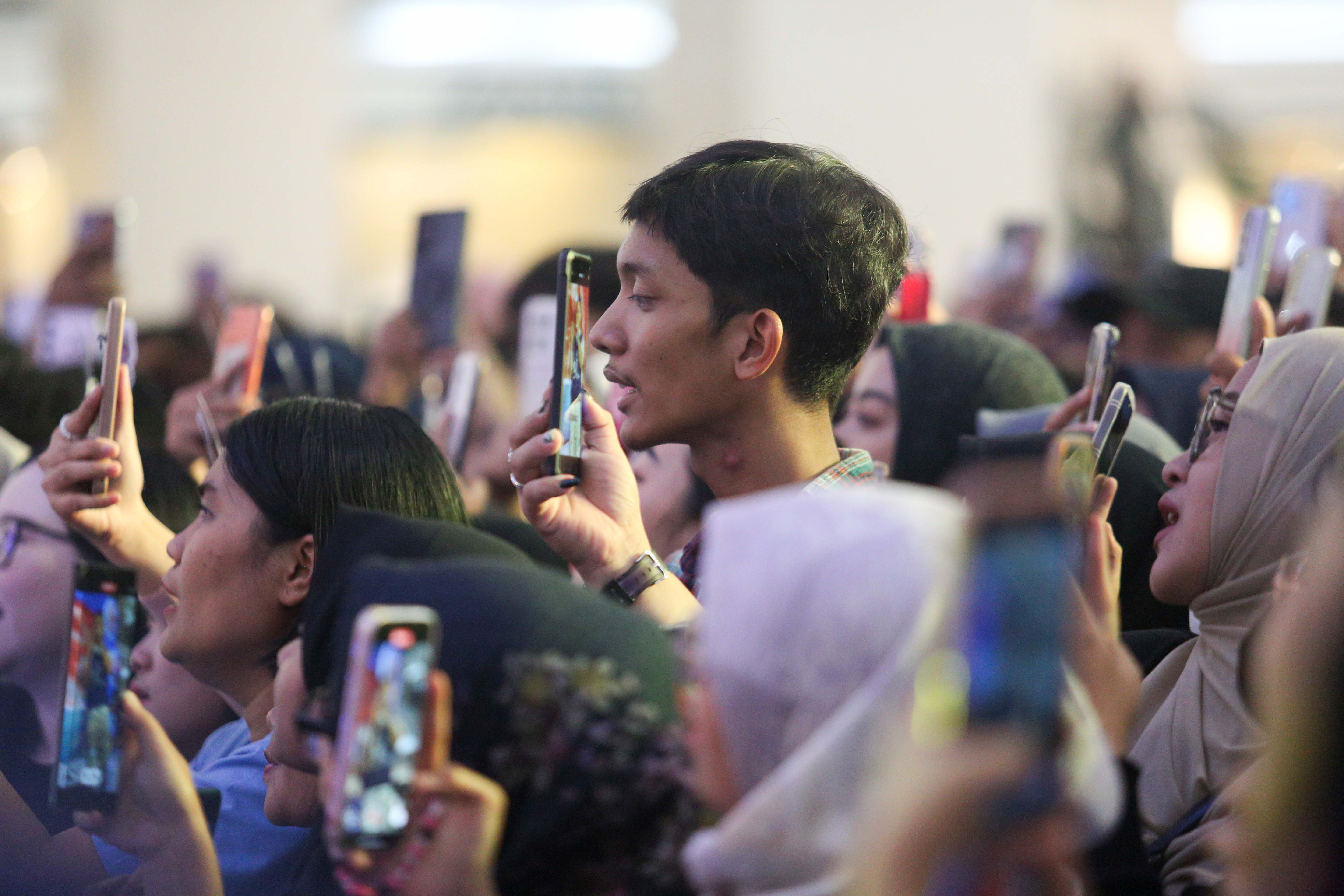 Sejumlah pengunjung menyaksikan penyanyi Fabio Asher saat tampil pada acara BRImo FSTVL Playzone di Fashion Atrium, Mall Kota Kasablanka, Jakarta, Sabtu (12/10/2024). Dalam rangka memperkenalkan fitur terbaru dari super apps BRImo, PT Bank Rakyat Indonesia (Persero) Tbk menggelar BRImo FSTVL Playzone dengan berbagai kegiatan menarik mulai dari talk show, games corner hingga penampilan musik dari penyanyi Fabio Asher.