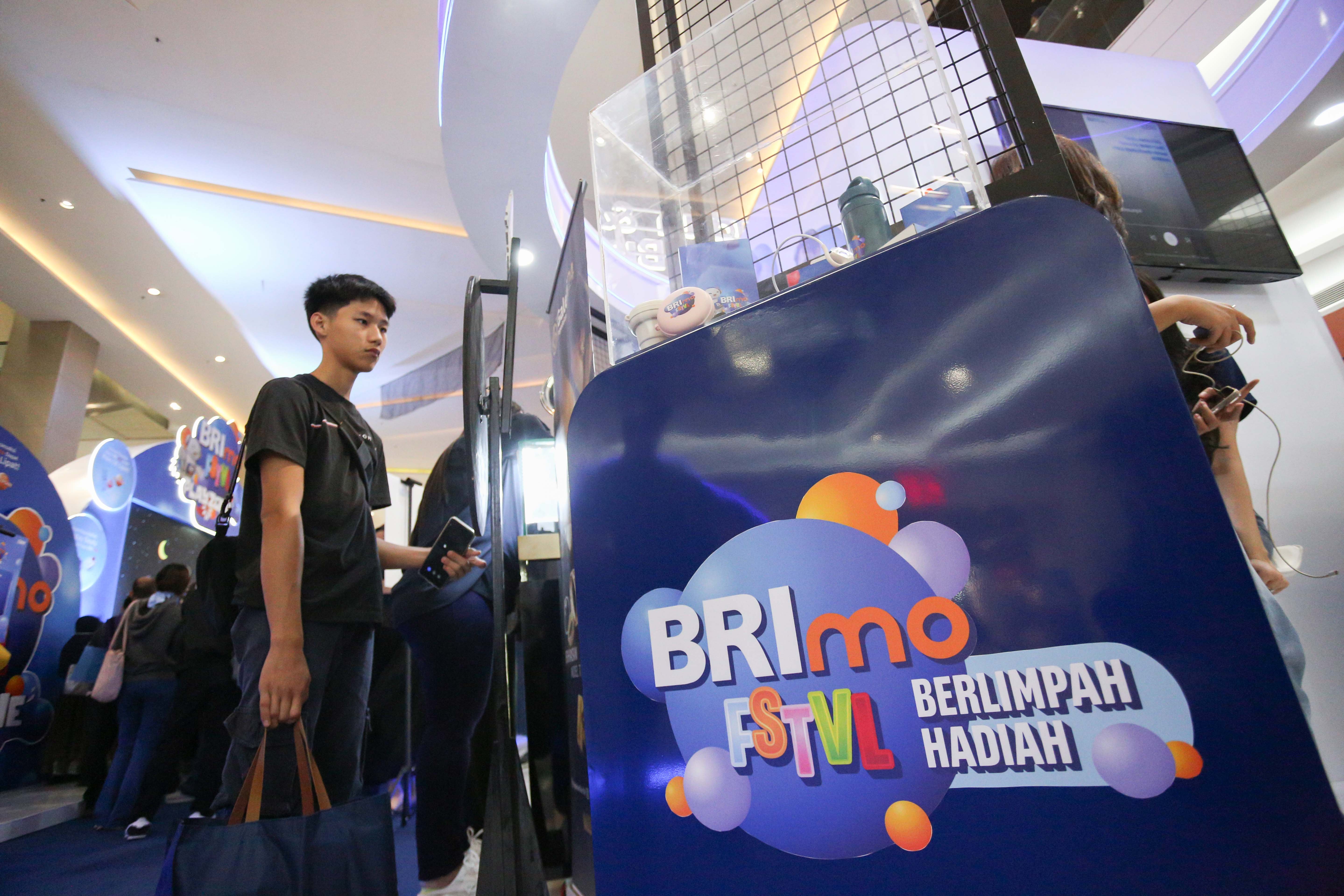 Pengunjung menghadiri BRImo FSTVL Playzone di Fashion Atrium, Mall Kota Kasablanka, Jakarta, Sabtu (12/10/2024). Dalam rangka memperkenalkan fitur terbaru dari super apps BRImo, PT Bank Rakyat Indonesia (Persero) Tbk menggelar BRImo FSTVL Playzone dengan berbagai kegiatan menarik mulai dari talk show, games corner hingga penampilan musik dari penyanyi Fabio Asher.