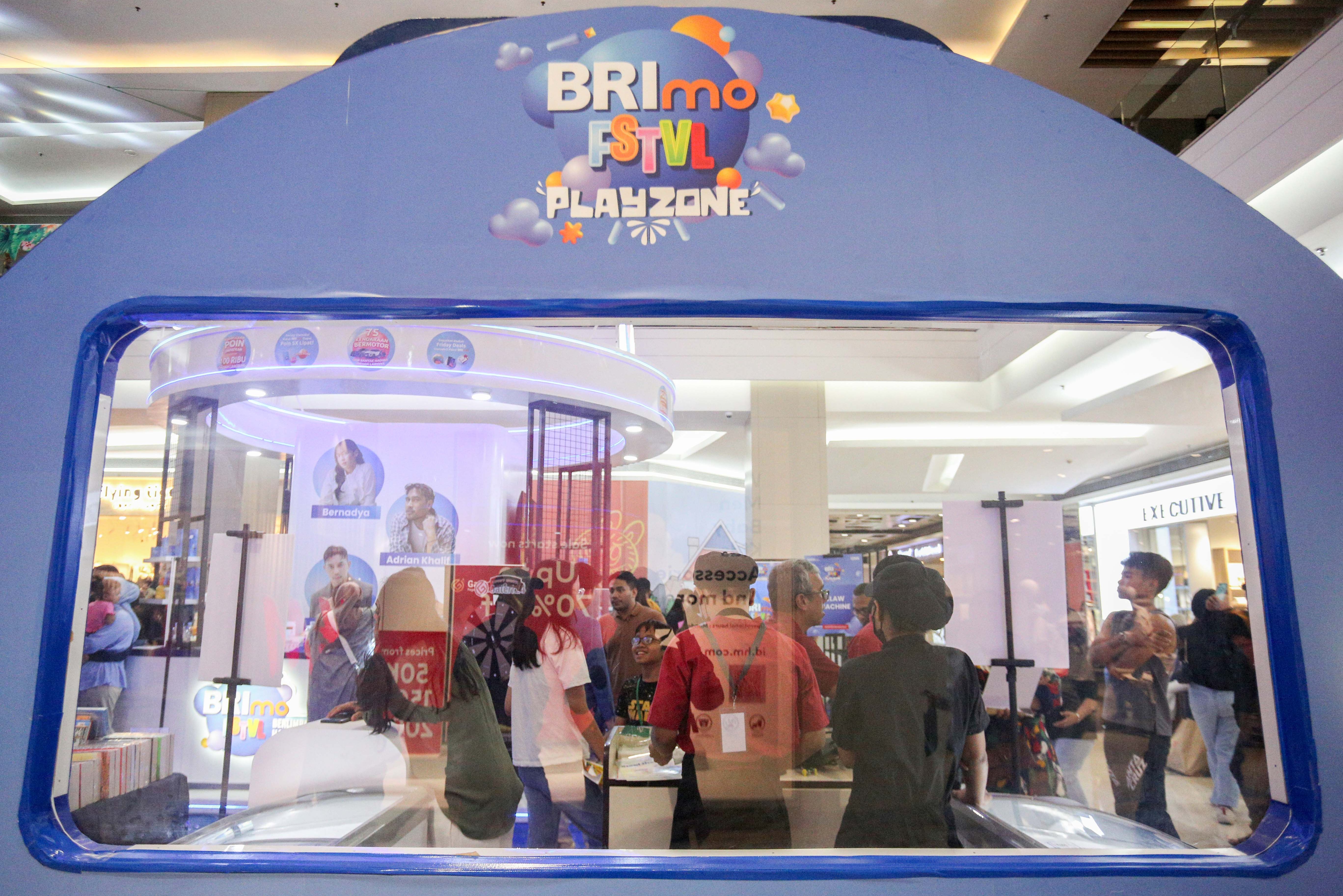 Suasana pengunjung saat menghadiri acara BRImo FSTVL Playzone di Fashion Atrium, Mall Kota Kasablanka, Jakarta, Sabtu (12/10/2024). Dalam rangka memperkenalkan fitur terbaru dari super apps BRImo, PT Bank Rakyat Indonesia (Persero) Tbk menggelar BRImo FSTVL Playzone dengan berbagai kegiatan menarik mulai dari talk show, games corner hingga penampilan musik dari penyanyi Fabio Asher.