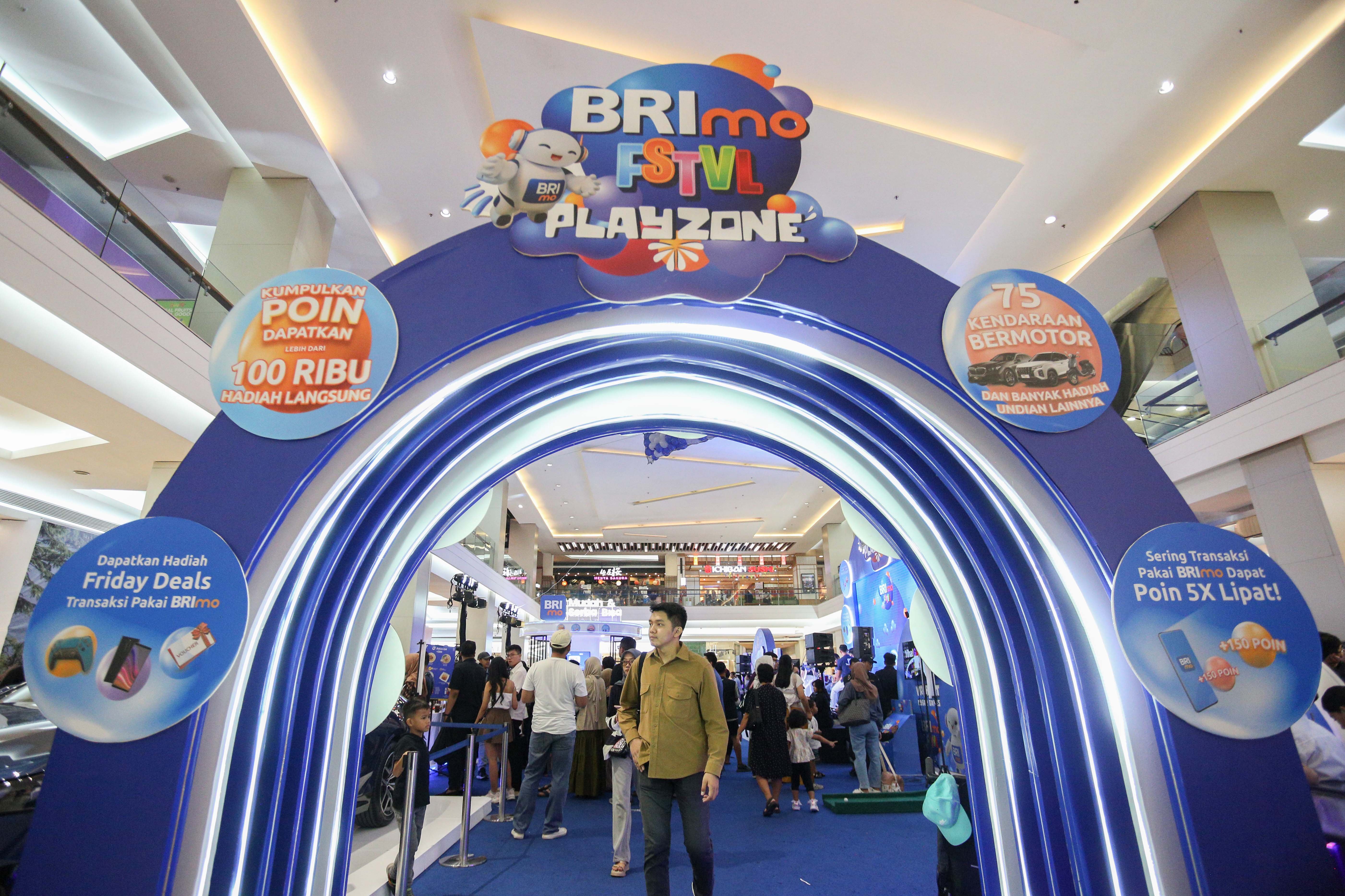 Pengunjung menghadiri BRImo FSTVL Playzone di Fashion Atrium, Mall Kota Kasablanka, Jakarta, Sabtu (12/10/2024). Dalam rangka memperkenalkan fitur terbaru dari super apps BRImo, PT Bank Rakyat Indonesia (Persero) Tbk menggelar BRImo FSTVL Playzone dengan berbagai kegiatan menarik mulai dari talk show, games corner hingga penampilan musik dari penyanyi Fabio Asher.