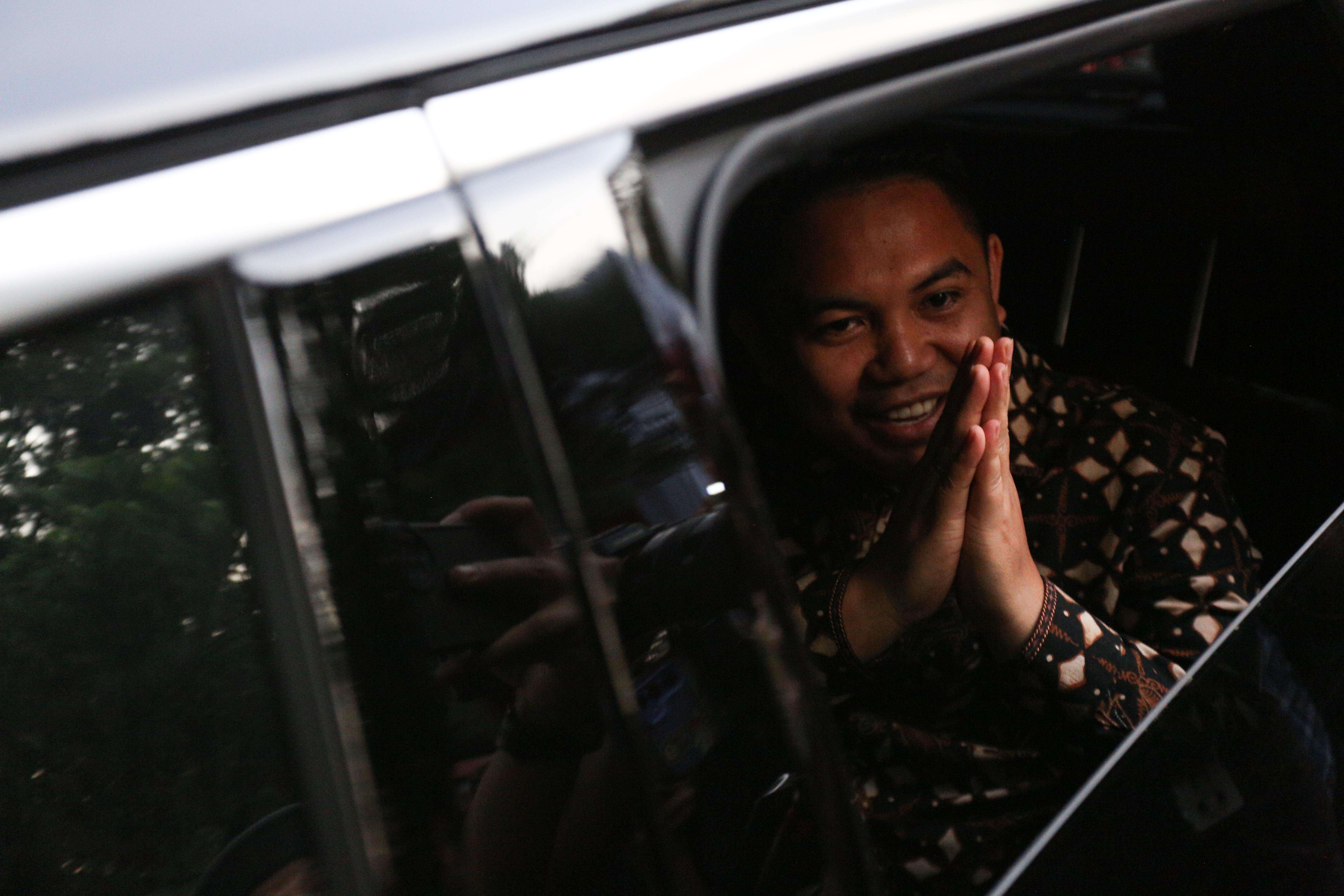 Ketua PP Pemuda Muhammadiyah Zulfikar Ahmad Tawalla menyapa wartawan seusai mengikuti pembekalan calon wakil menteri di Padepokan Garuda Yaksa, Kabupaten Bogor, Jawa Barat, Kamis (17/10/2024). Presiden Terpilih Prabowo Subianto memberikan pembekalan kepada sejumlah tokoh yang diproyeksikan menjadi calon wakil menteri dengan topik pembahasan mengenai kecerdasan buatan, komunikasi, lapangan kerja masa depan dan antikorupsi.