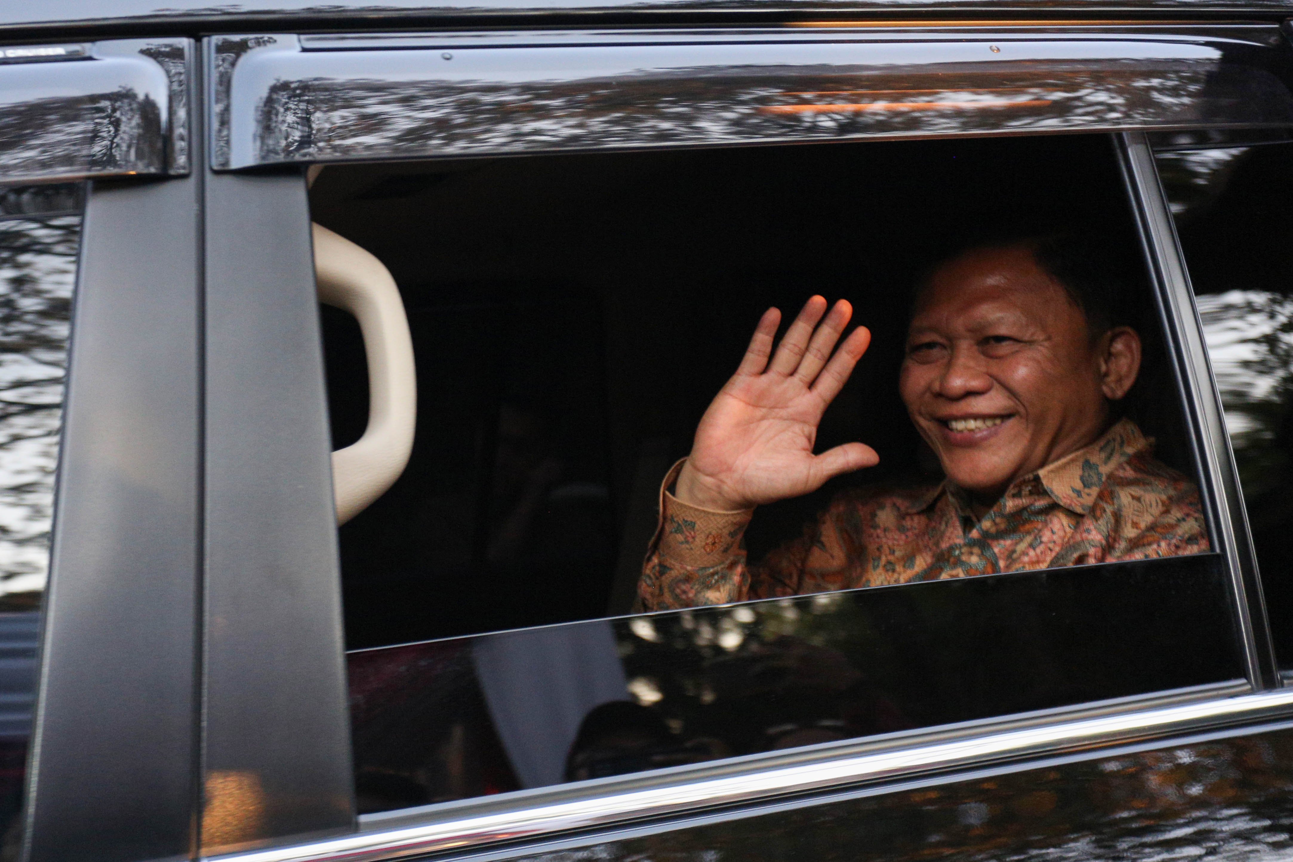 Laksamana Madya TNI (Purn) Didit Herdiawan Ashaf menyapa wartawan seusai mengikuti pembekalan calon wakil menteri di Padepokan Garuda Yaksa, Kabupaten Bogor, Jawa Barat, Kamis (17/10/2024). Presiden Terpilih Prabowo Subianto memberikan pembekalan kepada sejumlah tokoh yang diproyeksikan menjadi calon wakil menteri dengan topik pembahasan mengenai kecerdasan buatan, komunikasi, lapangan kerja masa depan dan antikorupsi.