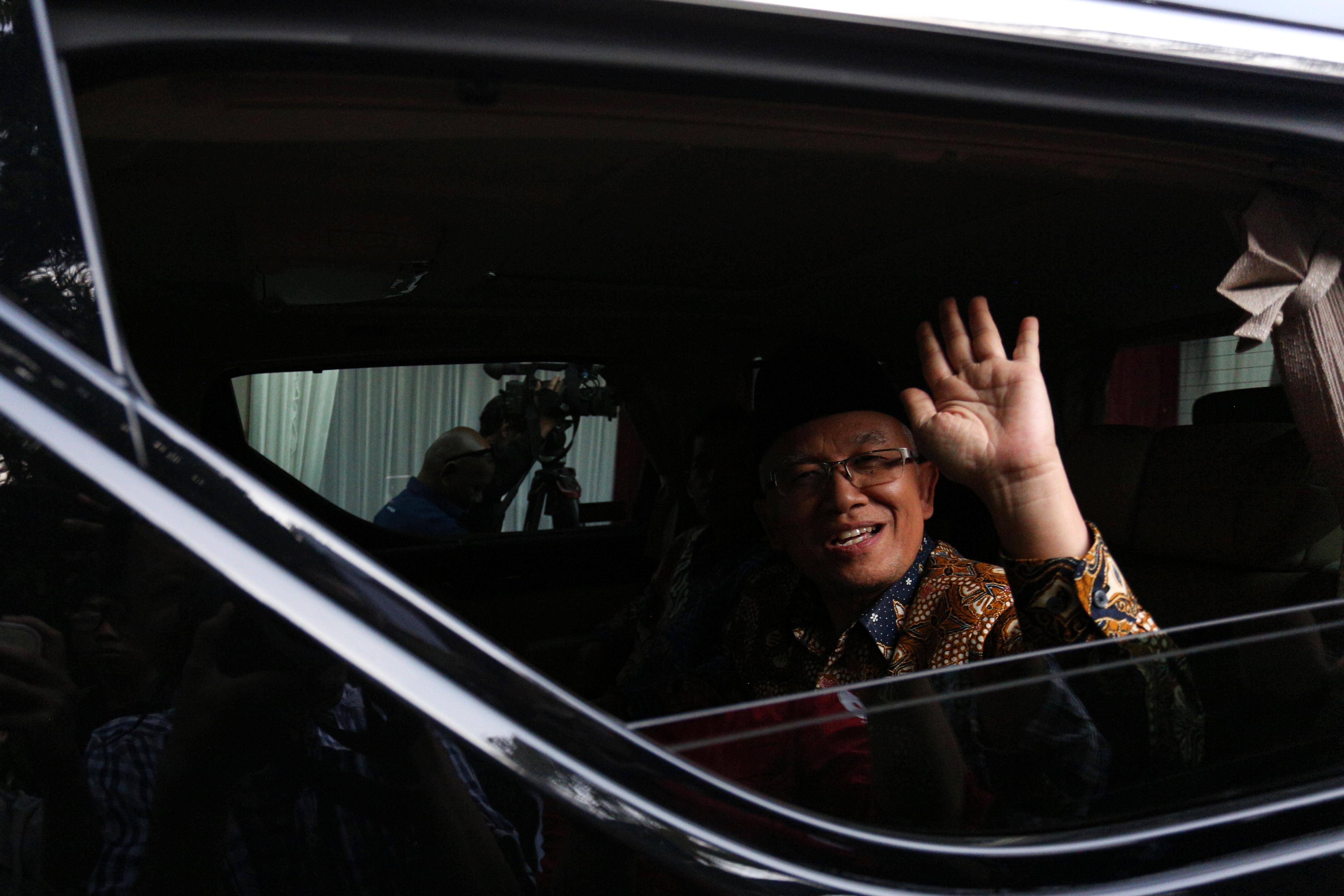 Akademisi Atip Latipulhayat menyapa wartawan seusai mengikuti pembekalan calon wakil menteri di Padepokan Garuda Yaksa, Kabupaten Bogor, Jawa Barat, Kamis (17/10/2024). Presiden Terpilih Prabowo Subianto memberikan pembekalan kepada sejumlah tokoh yang diproyeksikan menjadi calon wakil menteri dengan topik pembahasan mengenai kecerdasan buatan, komunikasi, lapangan kerja masa depan dan antikorupsi.