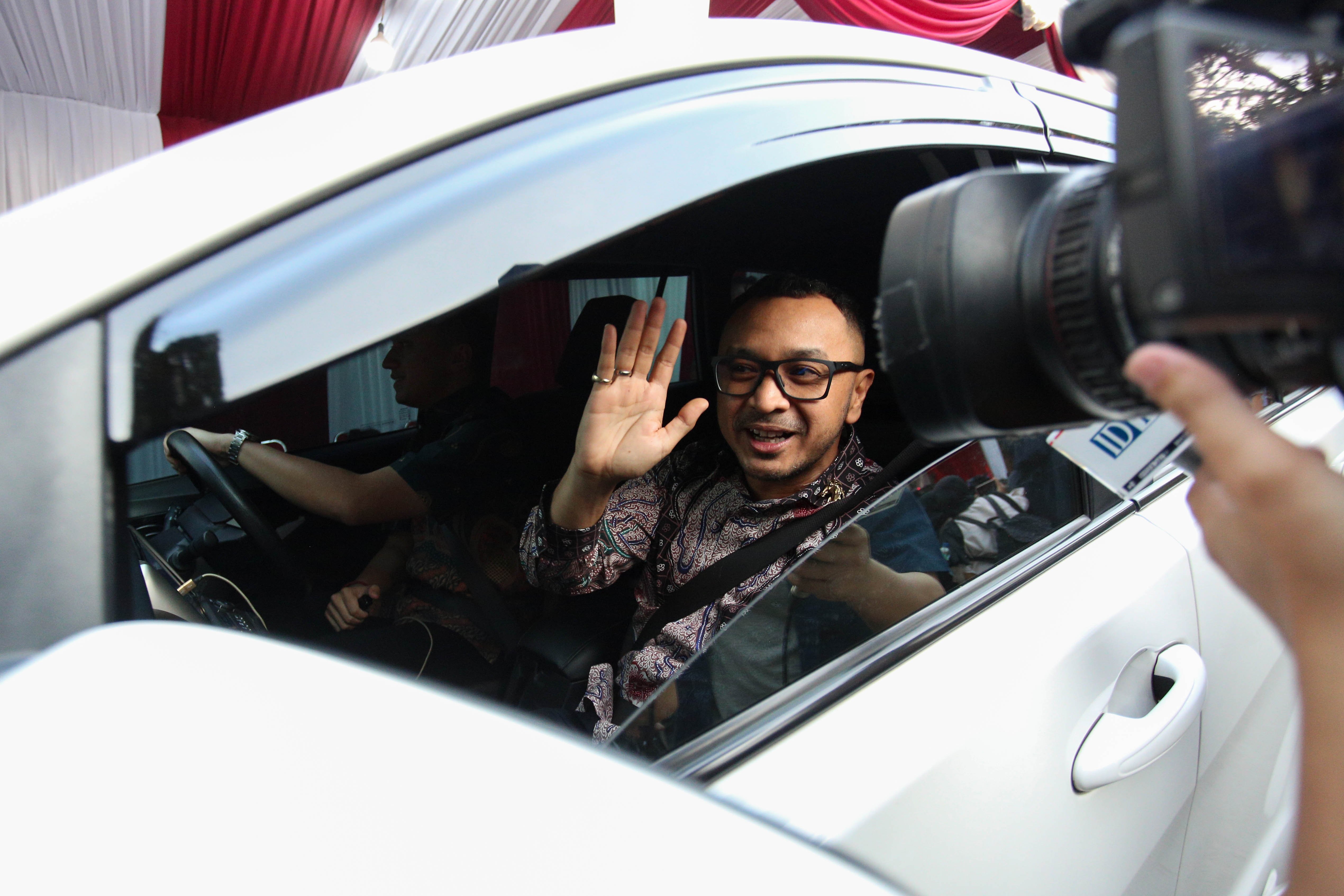 Politisi Partai Solidaritas Indonesia (PSI) Giring Ganesha menyapa wartawan seusai mengikuti pembekalan calon wakil menteri di Padepokan Garuda Yaksa, Kabupaten Bogor, Jawa Barat, Kamis (17/10/2024). Presiden Terpilih Prabowo Subianto memberikan pembekalan kepada sejumlah tokoh yang diproyeksikan menjadi calon wakil menteri dengan topik pembahasan mengenai kecerdasan buatan, komunikasi, lapangan kerja masa depan dan antikorupsi.