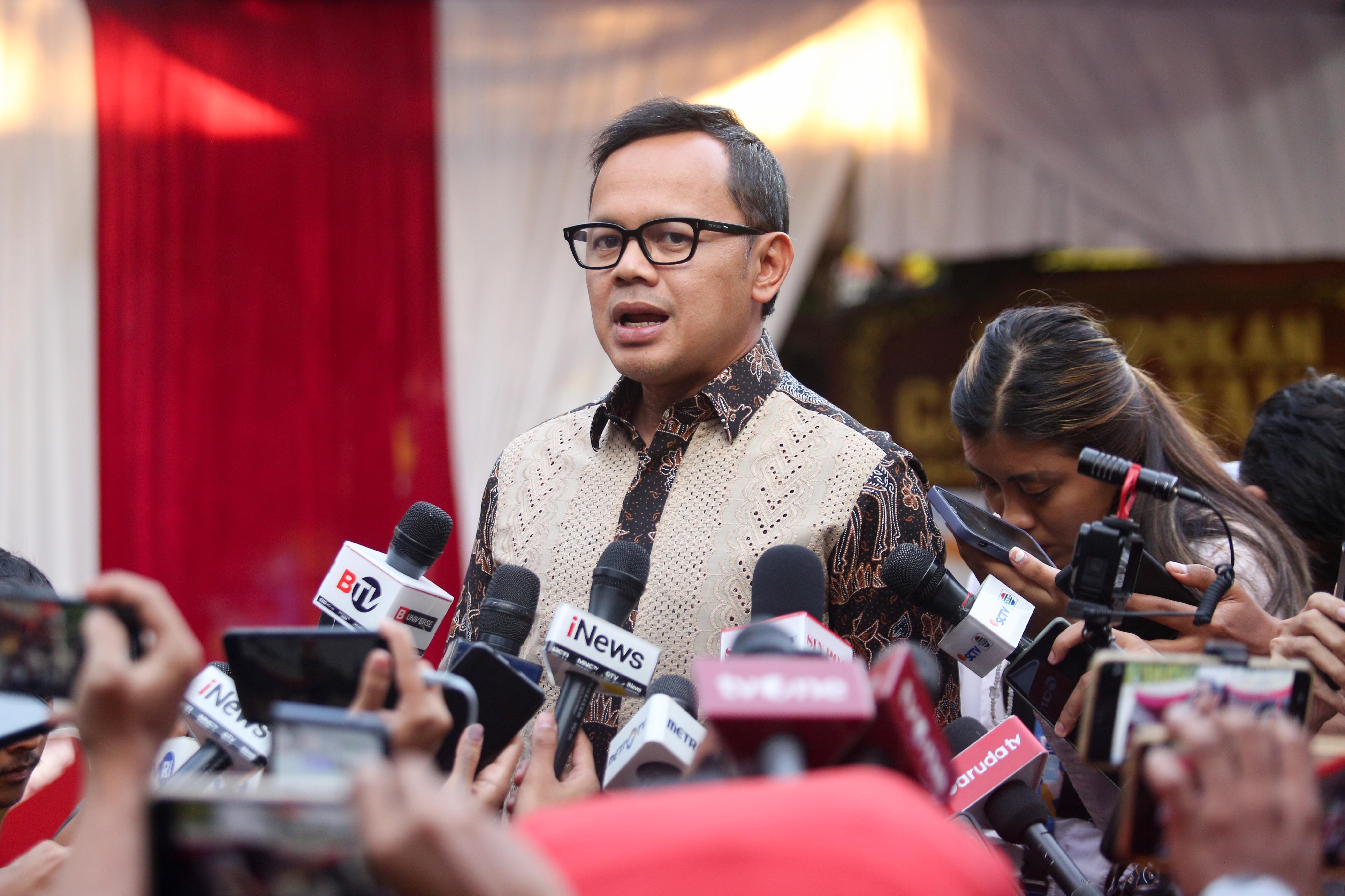 Mantan Walikota Bogor periode 2019-2024 Bima Arya menyampaikan keterangan pers seusai mengikuti pembekalan calon wakil menteri di Padepokan Garuda Yaksa, Kabupaten Bogor, Jawa Barat, Kamis (17/10/2024). Presiden Terpilih Prabowo Subianto memberikan pembekalan kepada sejumlah tokoh yang diproyeksikan menjadi calon wakil menteri dengan topik pembahasan mengenai kecerdasan buatan, komunikasi, lapangan kerja masa depan dan antikorupsi.