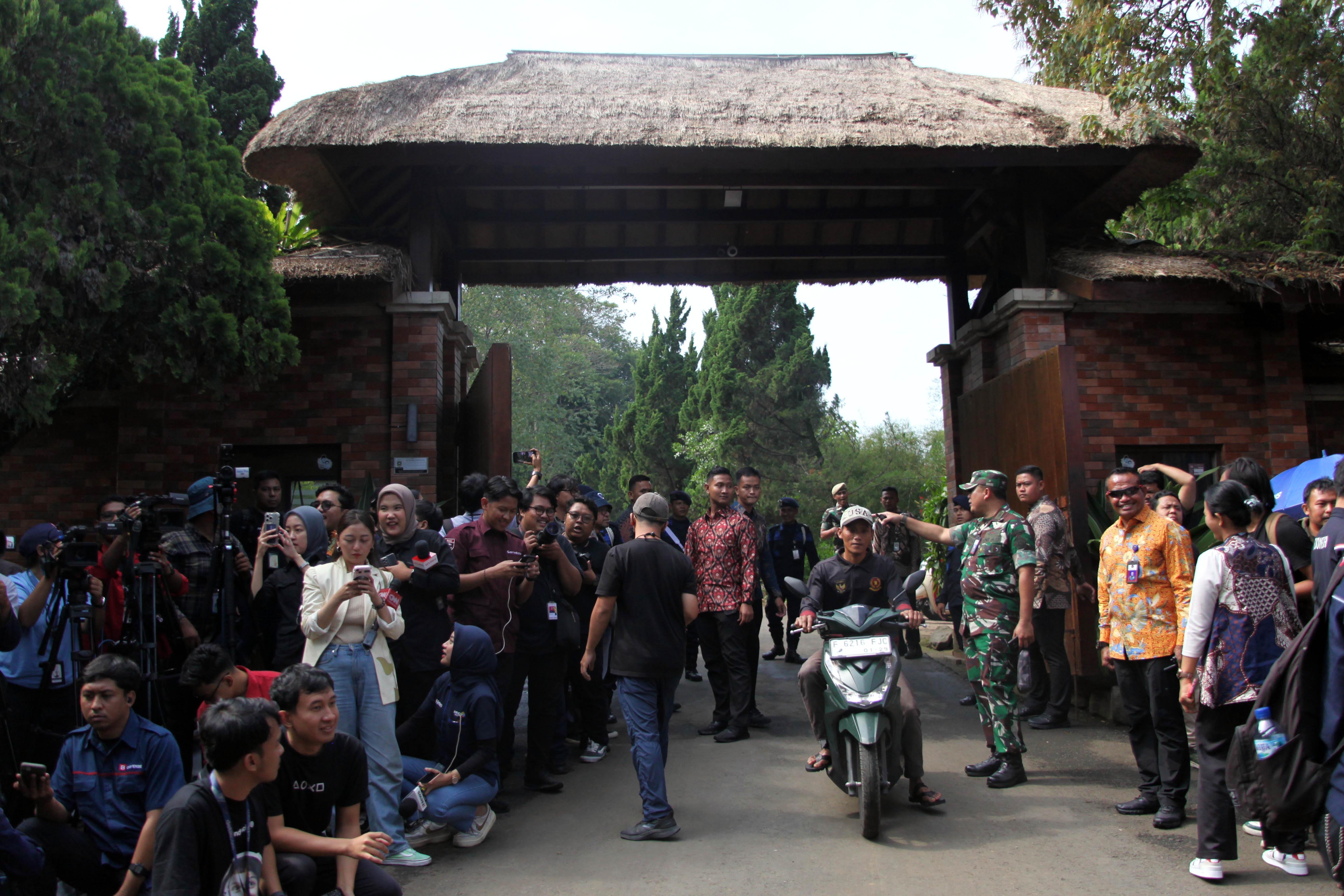 Wartawan menunggu di pintu masuk Padepokan Garuda Yaksa saat pembekalan calon menteri di Hambalang, Kabupaten Bogor, Jawa Barat, Rabu (16/10/2024). Presiden Terpilih Prabowo Subianto memberikan pembekalan sejumlah tokoh yang diyakini bakal menjadi calon menteri atau kepala lembaga negara untuk pemerintahan baru ke depan di Hambalang. 