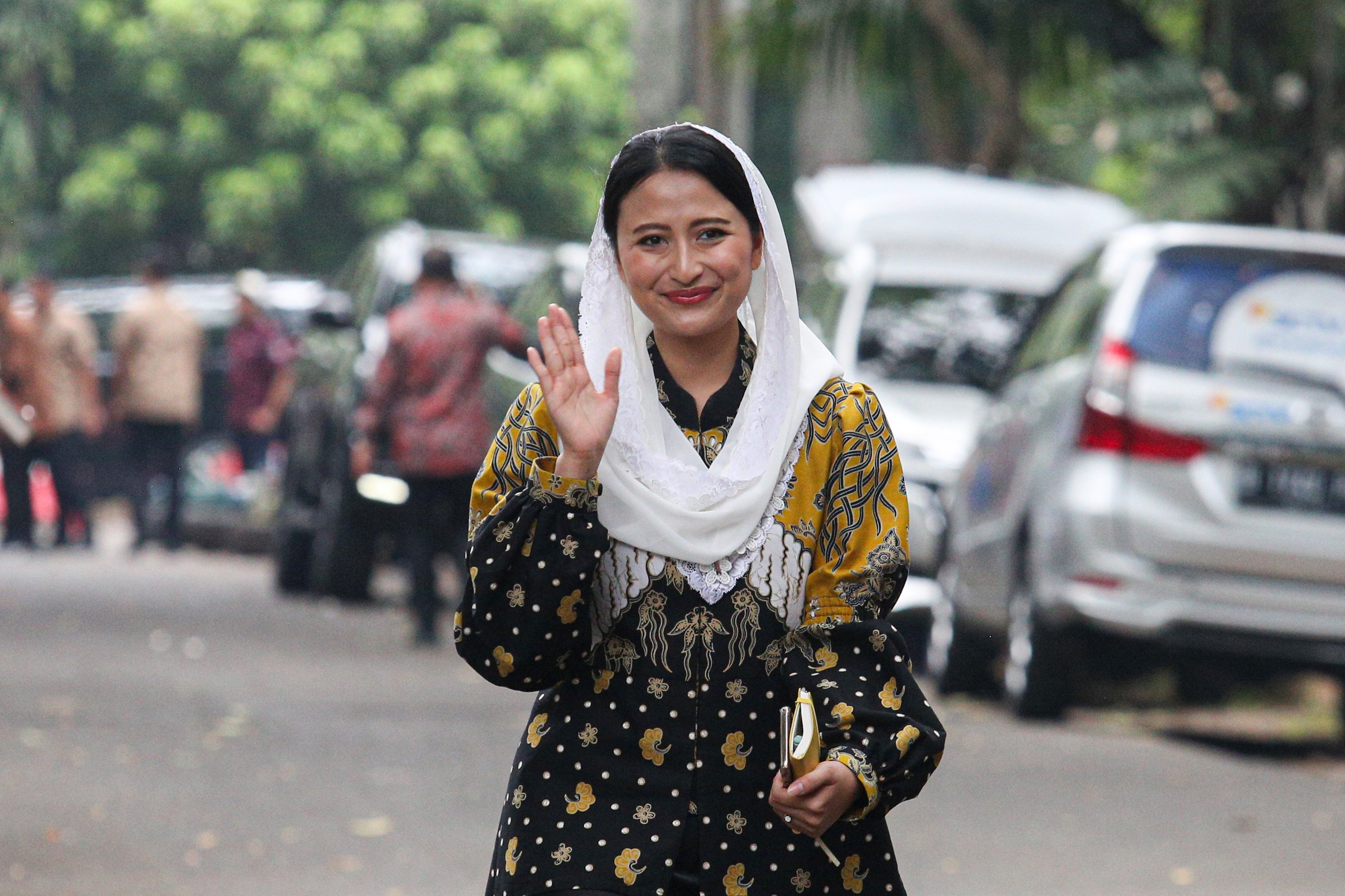 Politikus Golkar, Dyah Roro Esti Widya Putri tiba di kediaman Presiden Terpilih Prabowo Subianto di Jalan Kertanegara, Jakarta Selatan, Selasa (15/10/2024). Presiden Terpilih Prabowo Subianto memanggil sejumlah tokoh yang diproyeksikan menjadi wakil menteri dalam kabinet pada pemerintahan 2024-2029 mendatang.