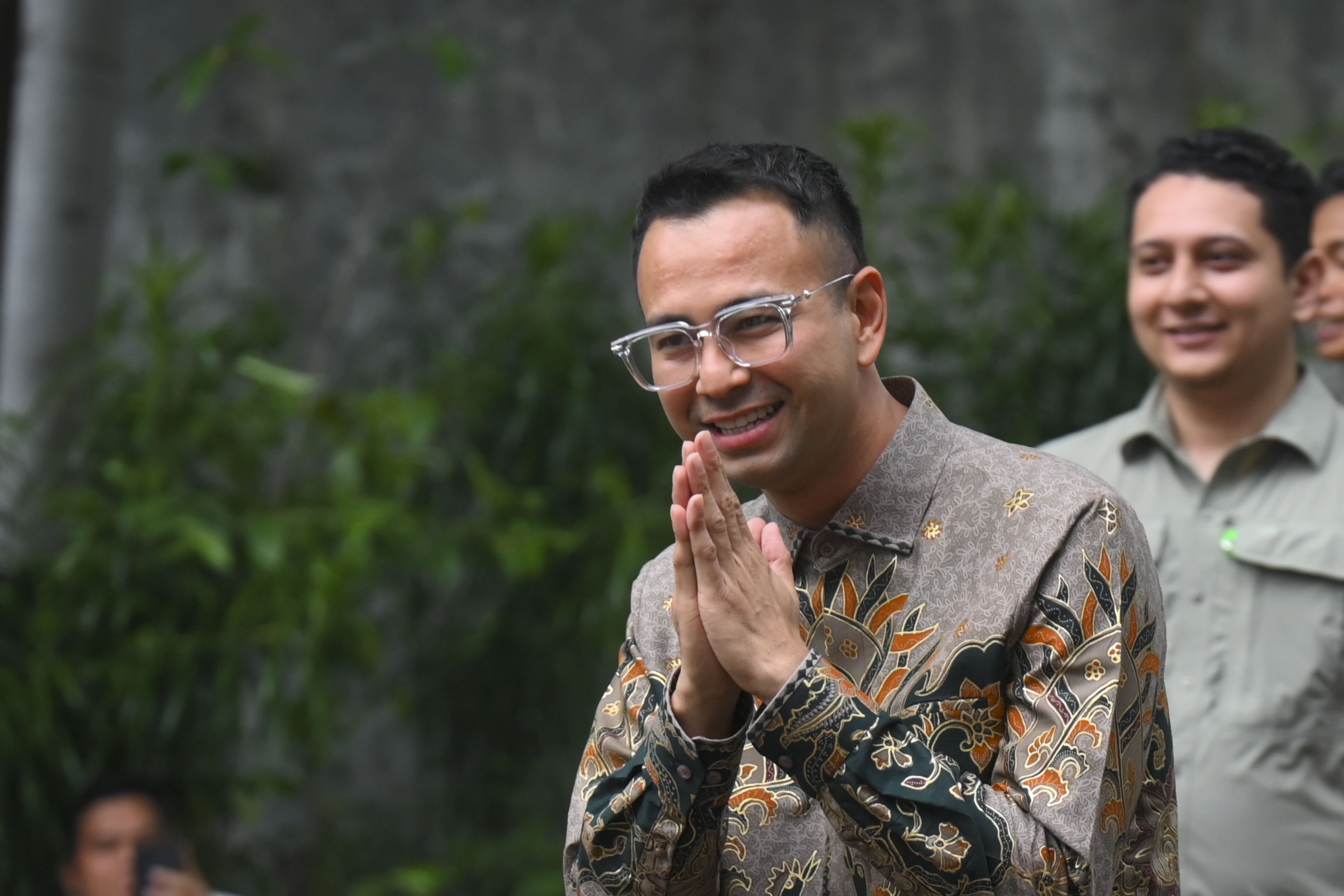 Pesohor Raffi Ahmad menyapa wartawan setibanya di kediaman Presiden Terpilih Prabowo Subianto di Jalan Kertanegara, Jakarta Selatan, Selasa (15/10/2024). Presiden Terpilih Prabowo Subianto memanggil sejumlah tokoh yang diyakini bakal menjadi wakil menteri untuk pemerintahan baru ke depan.