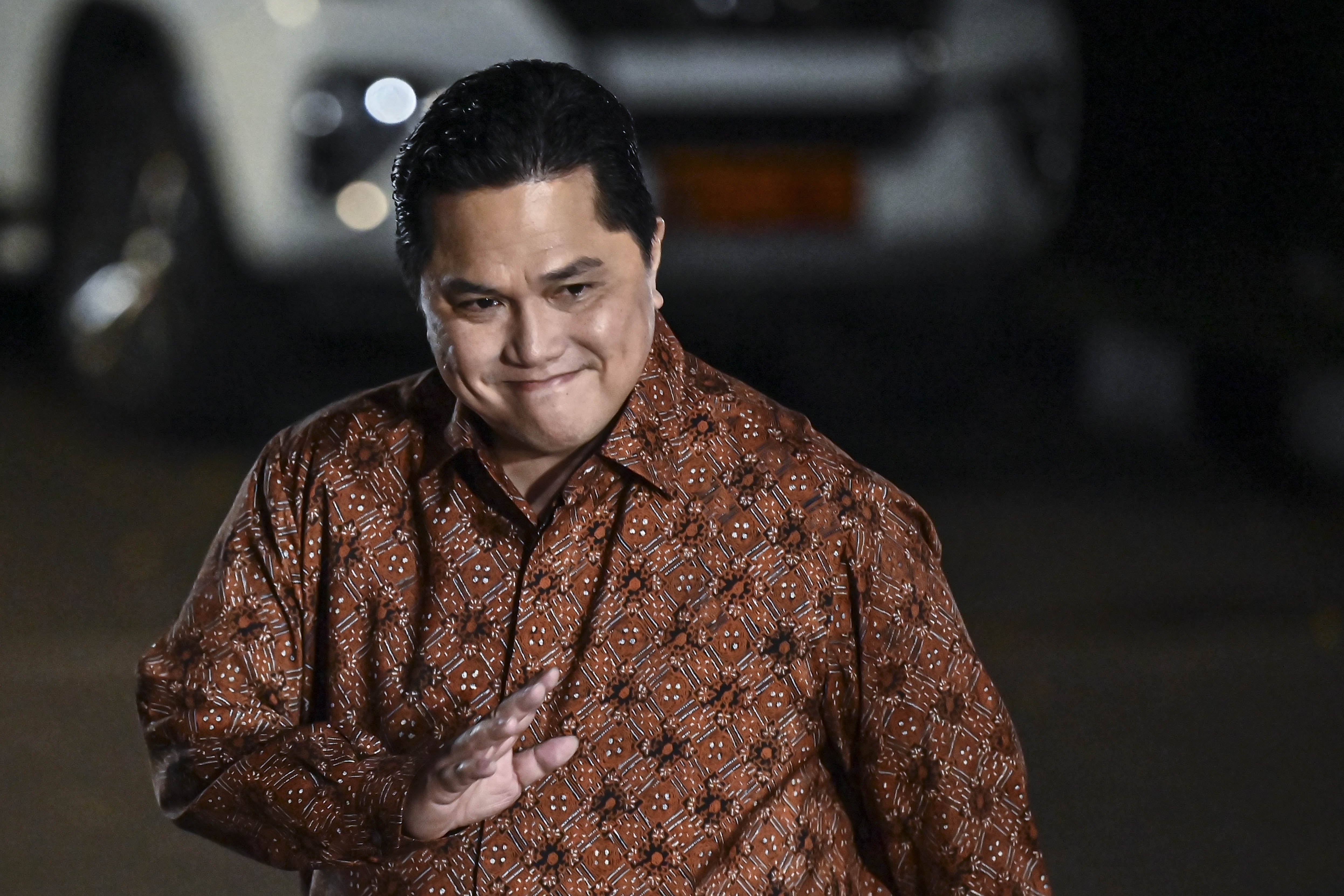 Menteri BUMN Erick Thohir tiba di kediaman Presiden Terpilih Prabowo Subianto, Kertanegara, Jakarta Selatan, Senin (14/10/2024). Presiden Terpilih Prabowo Subianto memanggil sejumlah tokoh yang diyakini bakal menjadi calon menteri/kepala lembaga negara untuk pemerintahan baru ke depan.