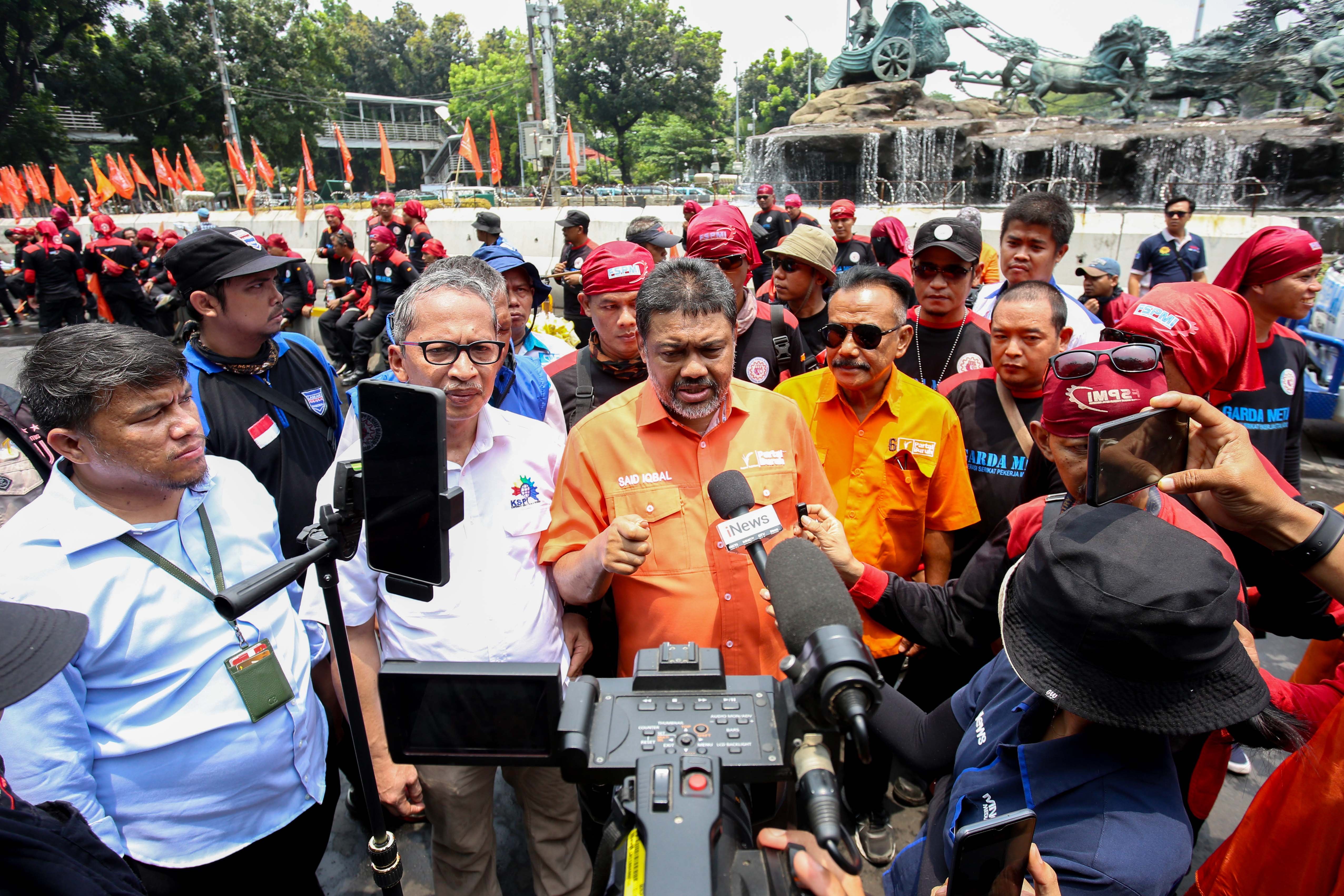 Presiden Partai Buruh Said Iqbal menyampaikan keterangan pers saat aksi unjuk rasa buruh di kawasan Patung Kuda, Jakarta, Kamis (24/10/2024). Dalam aksinya tersebut buruh menuntut kepada pemerintah untuk menaikkan upah minimum tahun 2025 sebesar 8 hingga 10 persen. 