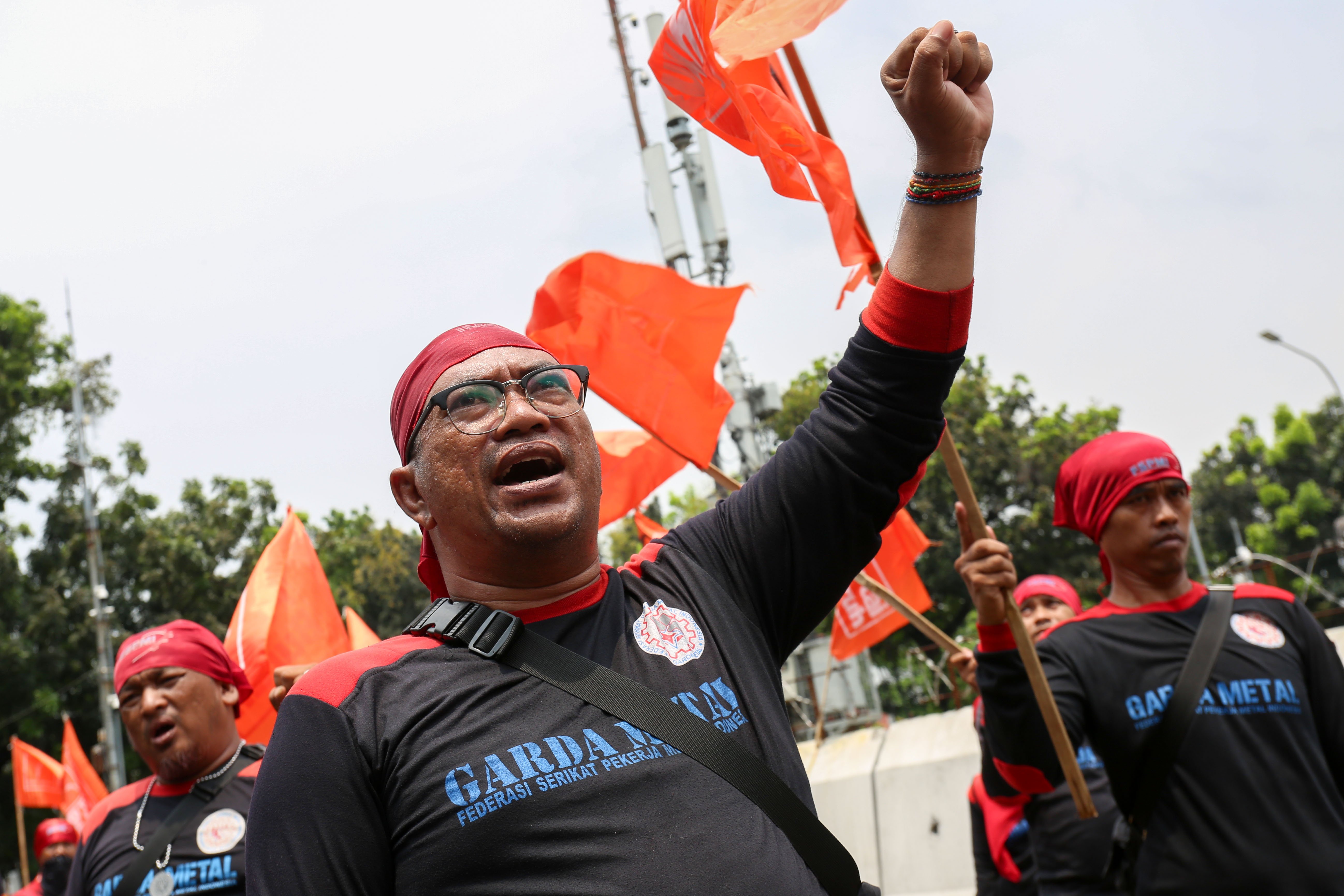 Sejumlah buruh menggelar aksi unjuk rasa di kawasan Patung Kuda, Jakarta, Kamis (24/10/2024). Dalam aksinya tersebut buruh menuntut kepada pemerintah untuk menaikkan upah minimum tahun 2025 sebesar 8 hingga 10 persen. 