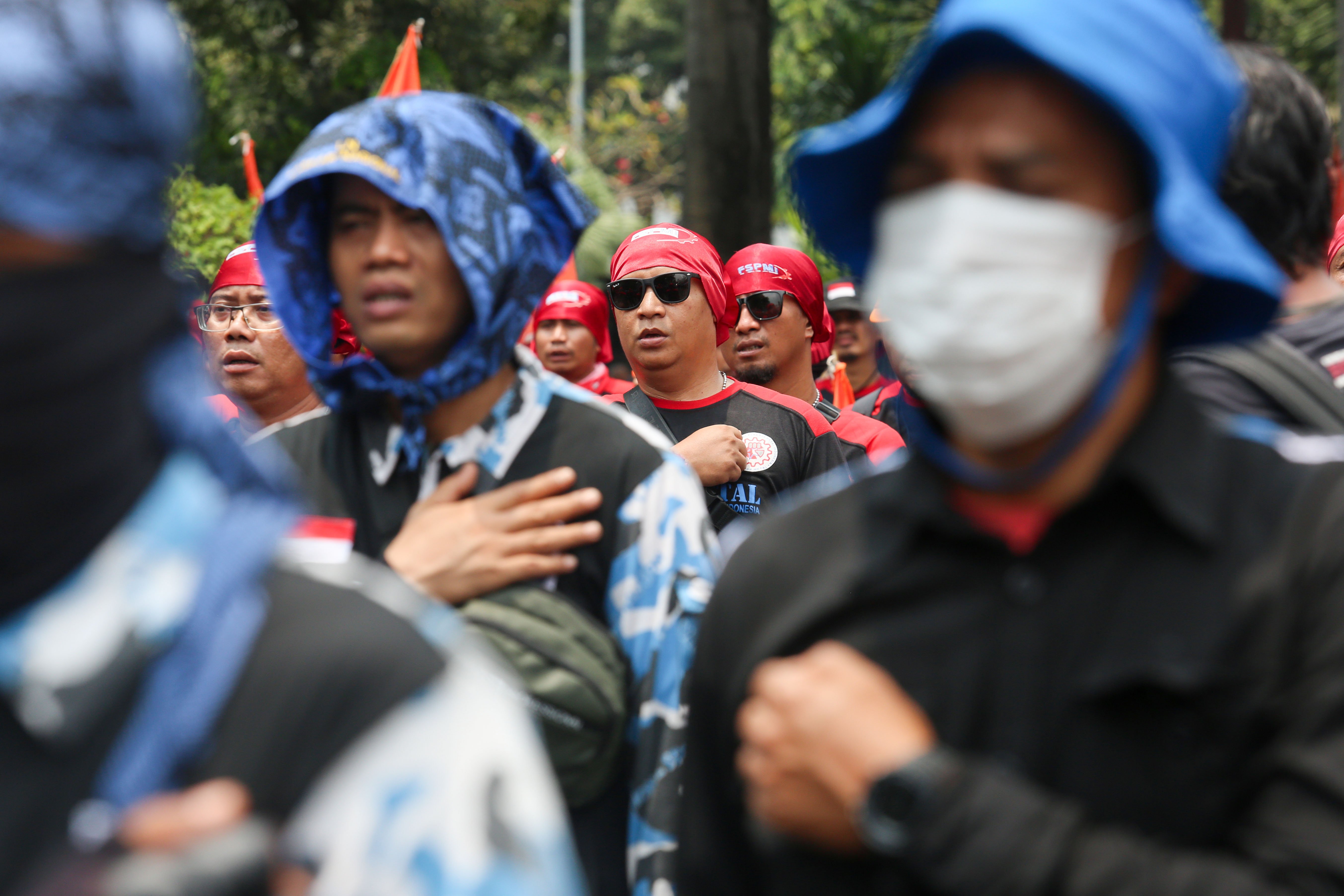 Sejumlah buruh menggelar aksi unjuk rasa di kawasan Patung Kuda, Jakarta, Kamis (24/10/2024). Dalam aksinya tersebut buruh menuntut kepada pemerintah untuk menaikkan upah minimum tahun 2025 sebesar 8 hingga 10 persen. 
